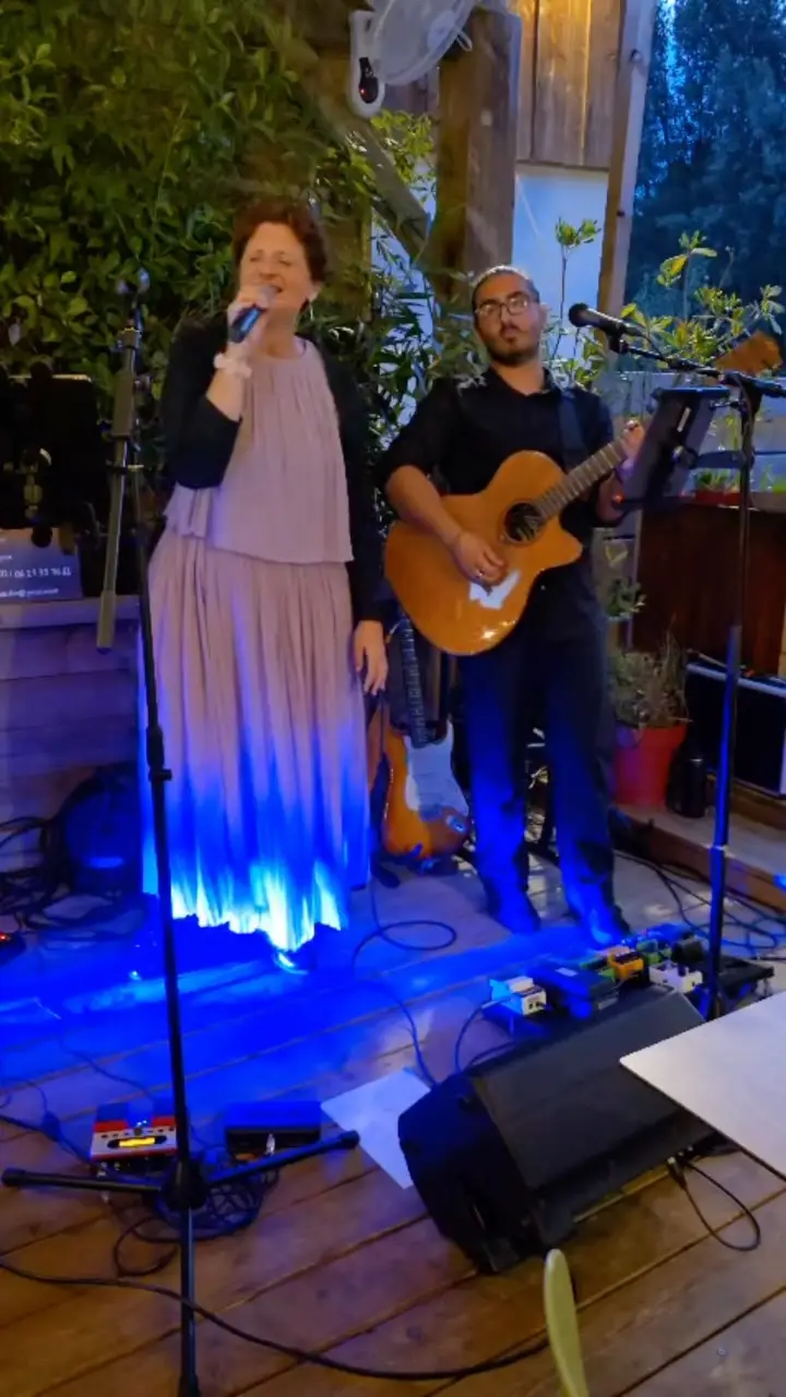 Retour en image sur notre concert de jeudi 21 août 😊
Merci à tous et à @blessingindisguise.duo pour ce beau moment de partage 

#concert #accoustic #guitar #voix #lepetitcaboulot #partage #soiree