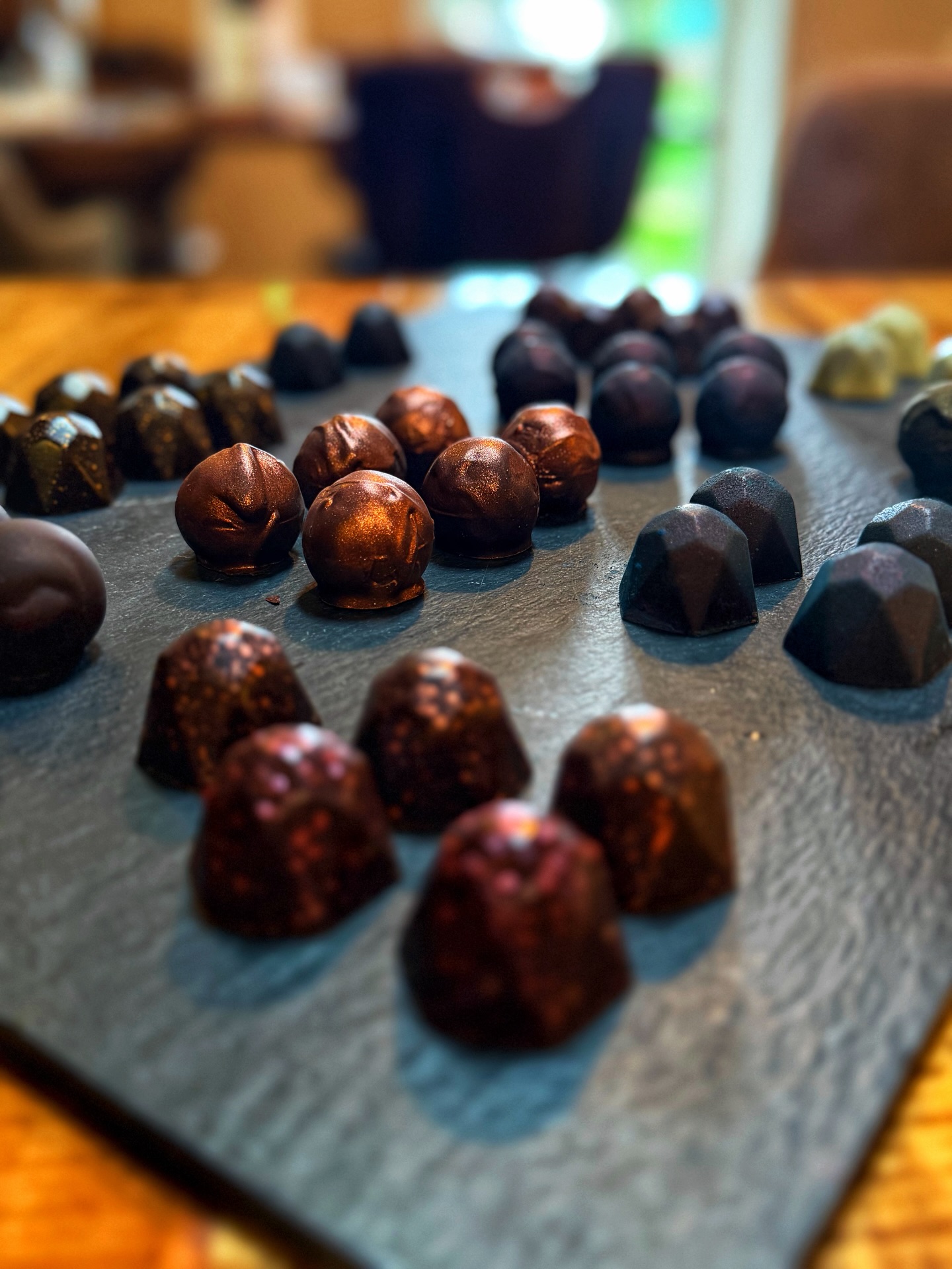 À la fin de chaque repas, nous aimons vous proposer une petite touche d’exception ✨

En collaboration avec notre partenaire chocolatier, nous vous offrons, si vous le souhaitez, un véritable bijou de chocolat : des saveurs originales, des associations surprenantes et une beauté visuelle qui émerveille autant les yeux que les papilles 🍫

Un grand merci à notre partenaire pour son savoir-faire et sa créativité, qui subliment vos fins de repas et rendent l’expérience encore plus gourmande 💛 @lesbijouxduchocolat