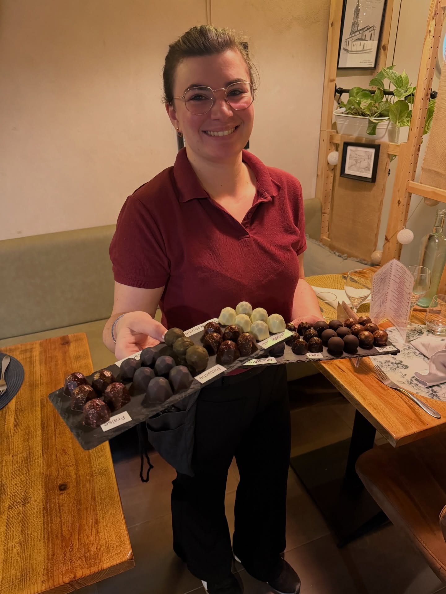 Au restaurant, l’une des choses les plus importantes, c’est le personnel 💛
Un sourire, de l’énergie, de la passion… ça change tout dans l’expérience.

Nous mettons un point d’honneur à choisir une équipe souriante, dynamique, à l’écoute et qui aime profondément son métier et le contact avec nos clients.

Marina, c’est un peu notre rayon de soleil ☀️ Toujours rigolote, souriante, pleine d’entrain et de dynamisme, elle fait partie de l’aventure depuis des années et contribue chaque jour à rendre vos moments chez nous encore plus chaleureux et heureux.  Et petit secret… s’il y a bien une chose qu’elle adore (presque autant que vous servir), c’est repasser les nappes 😄 Notre reine du fer, toujours prête à traquer le moindre pli pour que tout soit parfait ✨

Merci Marina pour ta bonne humeur… et pour ces nappes impeccables ! 💛