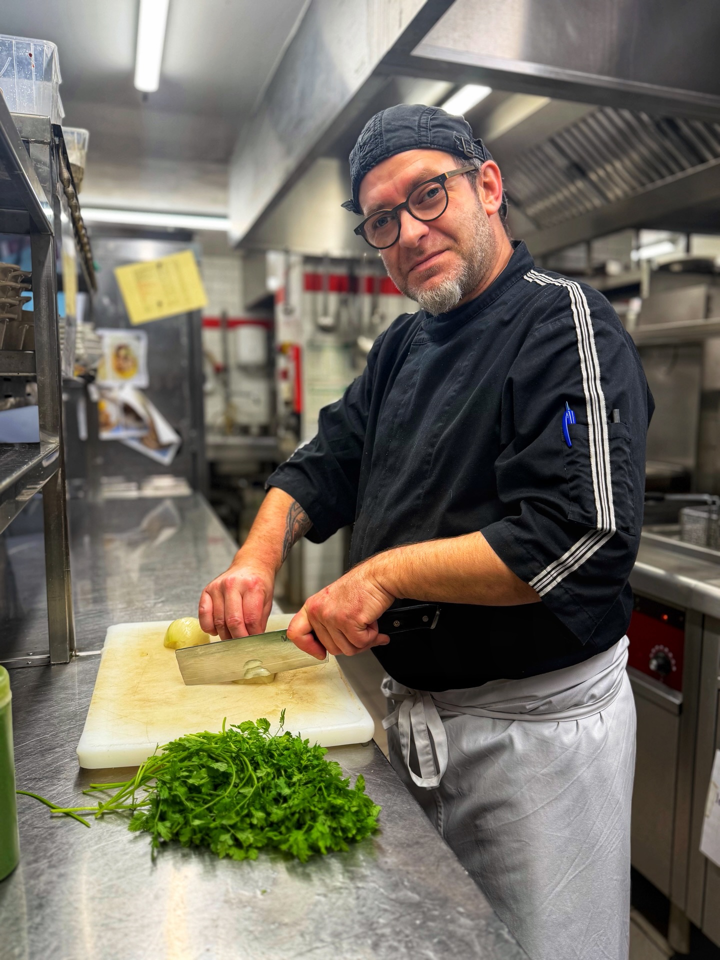 Aujourd’hui, on met à l’honneur notre Kikito 💛

Depuis plus de 6 ans, Olivier évolue avec nous : cuisinier, chef de partie, et aujourd’hui second du chef 👏 Une progression qui reflète son engagement, son professionnalisme et son envie constante de bien faire.

Sérieux, investi et toujours à l’écoute, c’est un pilier de l’équipe sur qui on peut compter les yeux fermés.

Et bien sûr… notre star Instagram ⭐ Toujours partant pour les interviews, il joue le jeu avec naturel et bonne humeur !

Merci Kikito pour tout ce que tu apportes chaque jour 🙌✨