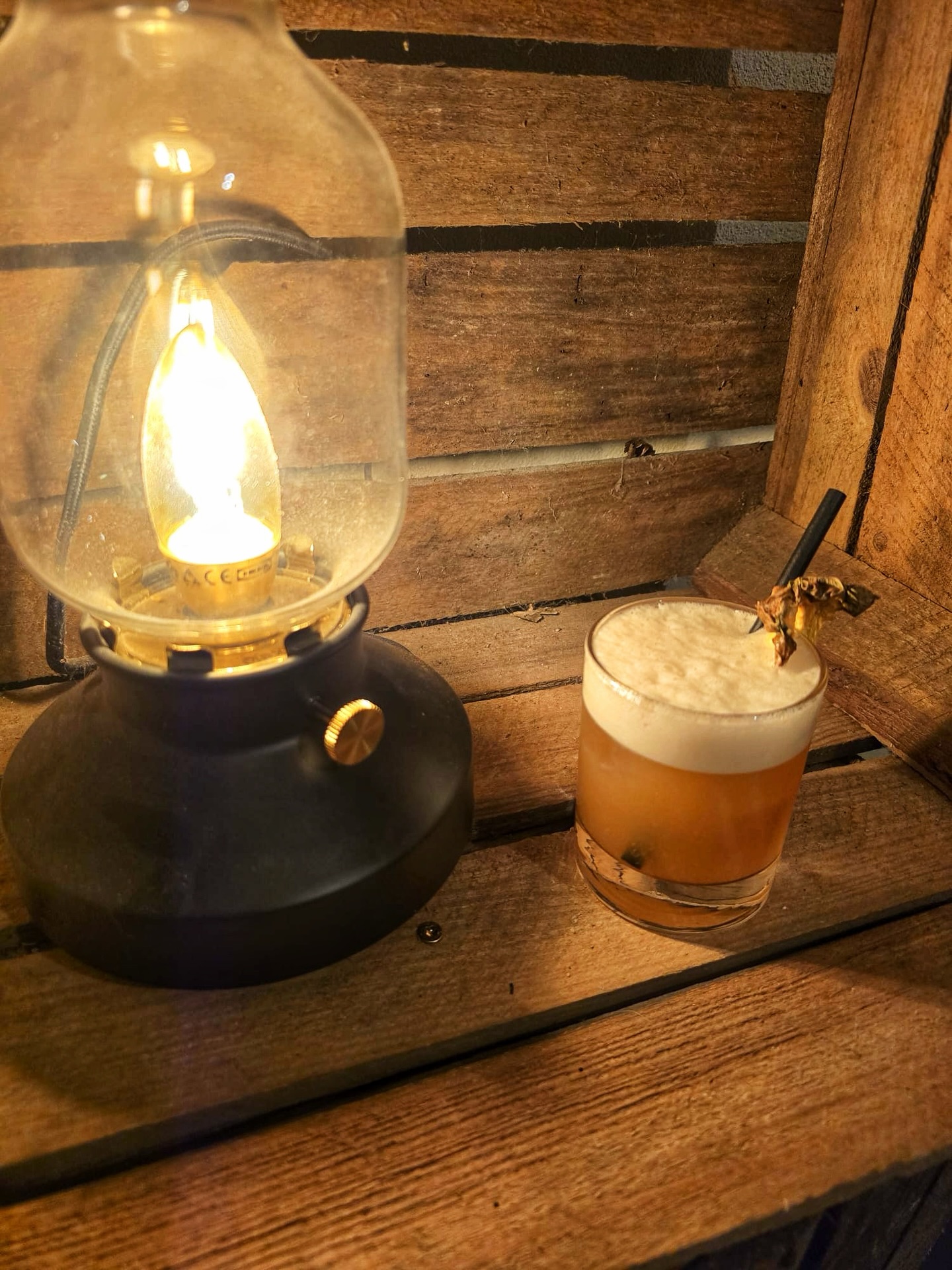 🌼 Madeleine – Le cocktail de la douceur

Pour célébrer la Fête des Grands-Mères, le cocktail Madeleine est une invitation à la tendresse et aux souvenirs sucrés de l’enfance.

Son mariage de triple sec, d’amaretto et de jus d’ananas crée une harmonie gourmande et lumineuse.
Le triple sec apporte une note d’orange fraîche et délicatement parfumée. L’amaretto, avec ses arômes d’amande douce, évoque la pâtisserie maison et les goûters d’autrefois. Le jus d’ananas vient arrondir l’ensemble avec sa touche fruitée et ensoleillée, offrant équilibre et légèreté.

Servi bien frais, dans un joli verre décoré d’une tranche d’ananas ou d’un zeste d’orange, la Madeleine est un cocktail à la fois doux et pétillant, parfait pour porter un toast à celles qui nous entourent d’amour et de souvenirs précieux.

Un verre de douceur, à partager avec le cœur. 💛