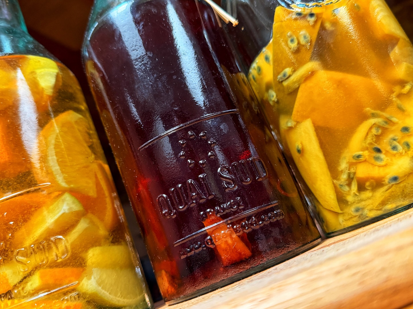 Rhum arrangé maison, préparé avec passion et patience 🌿🥃

Chaque bouteille est le fruit de notre propre mélange, élaboré avec des ingrédients soigneusement sélectionnés et le temps nécessaire pour révéler toutes les saveurs.

Fruits, épices, douceur et caractère se rencontrent pour créer un rhum authentique, généreux et convivial — parfait à partager lors des bons moments.  Mangue passion / coco / agrume ou épices 

Fait par nos soins, avec le cœur ❤️