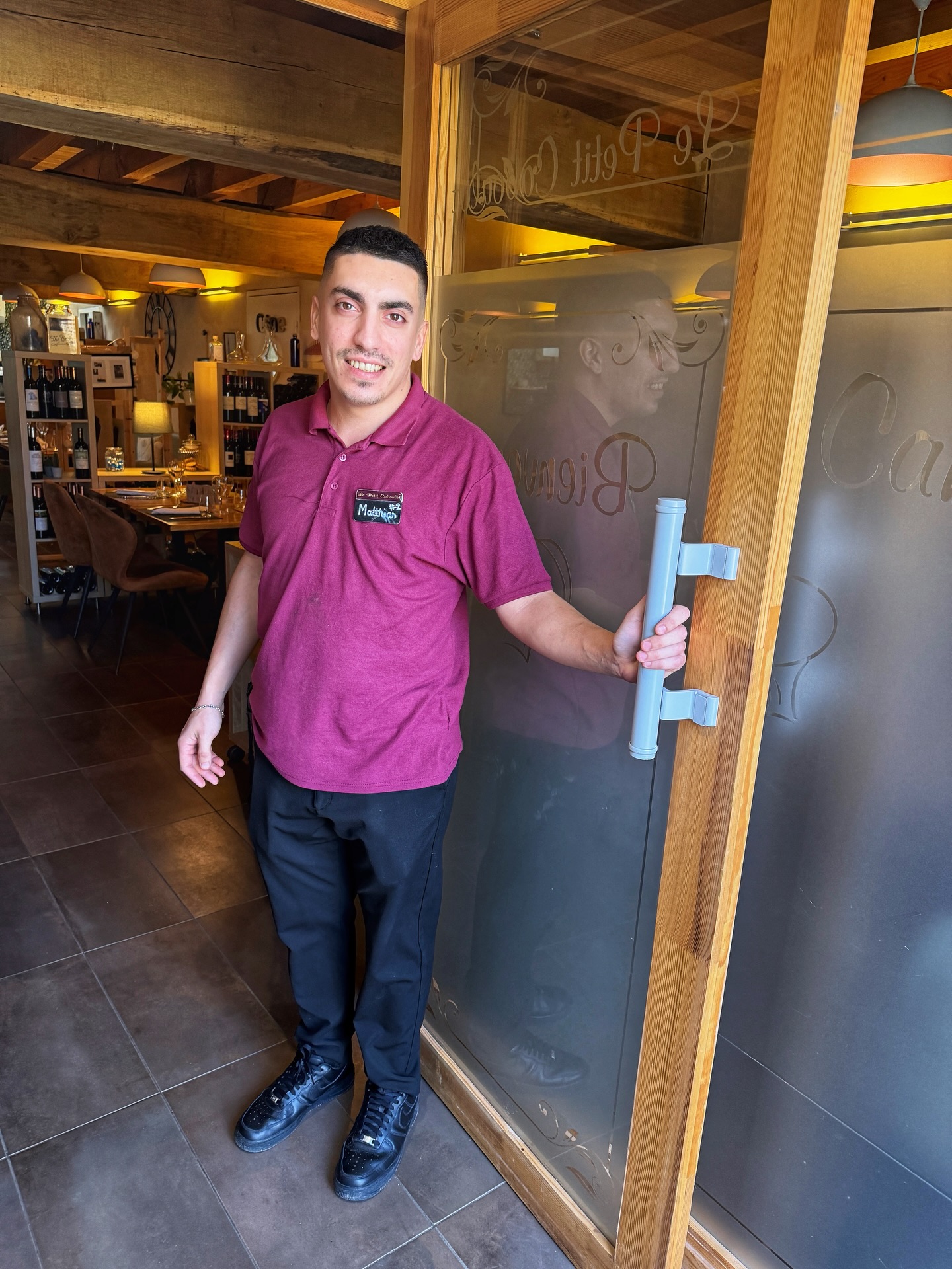 Dans le métier depuis ses 15 ans, Matthias vit restauration, respire restauration… bref, un vrai passionné 🔥
Toujours calme (même en plein rush 😅), ultra rigoureux et surtout aux petits soins pour ses clients, il met du cœur dans chaque service.

Avec lui, bonne ambiance, bons plats et attention au détail… tout est réuni pour passer un super moment 🍽️✨