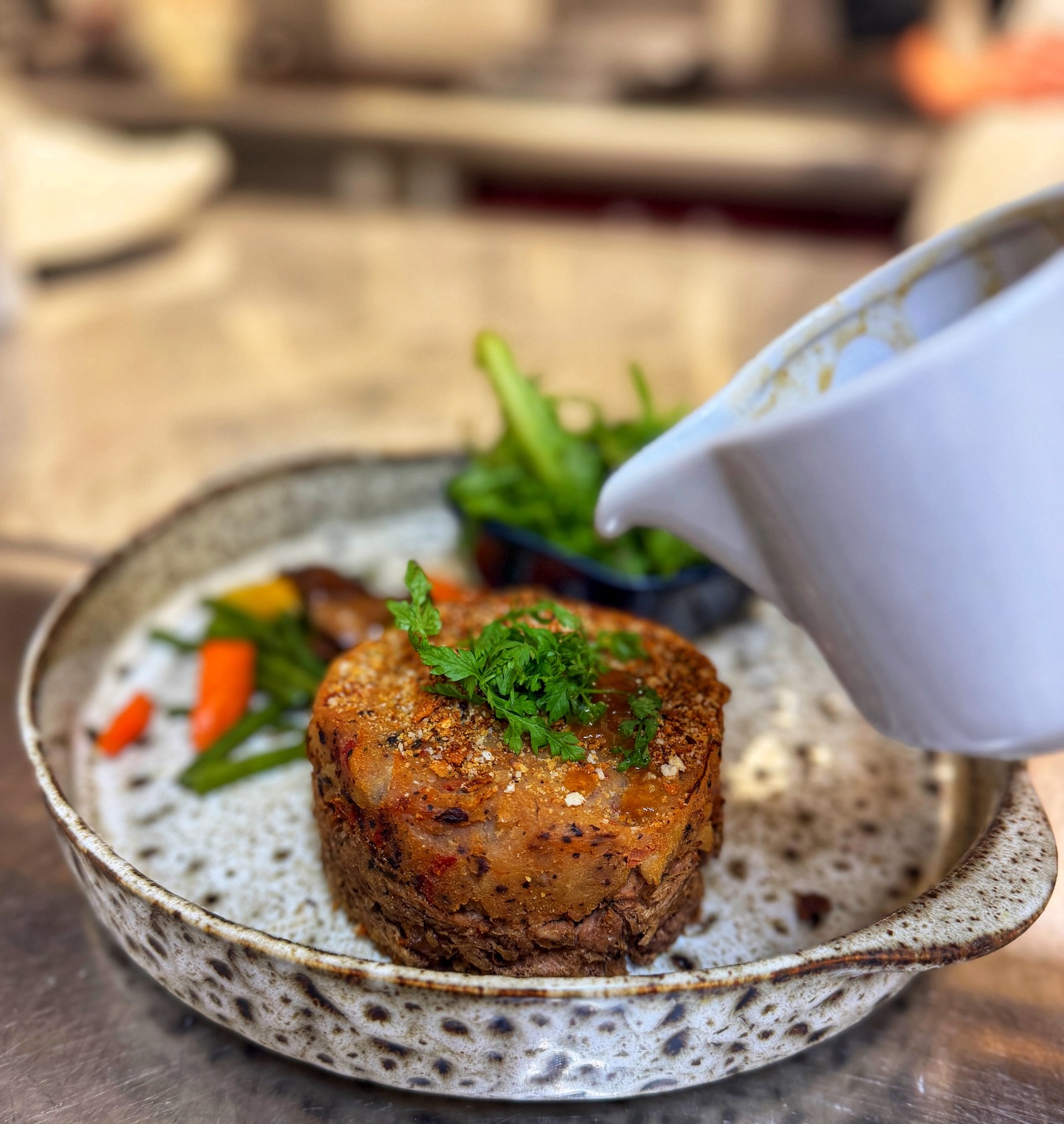 Laissez-vous tenter par notre Parmentier d’agneau confit… un plat généreux et plein de caractère 🍽️

Une viande fondante, longuement mijotée, sublimée par des olives et des tomates confites aux saveurs ensoleillées, le tout délicatement gratiné…

Servi à table par notre équipe avec sa sauce gourmande, pour un moment aussi chaleureux que savoureux ✨