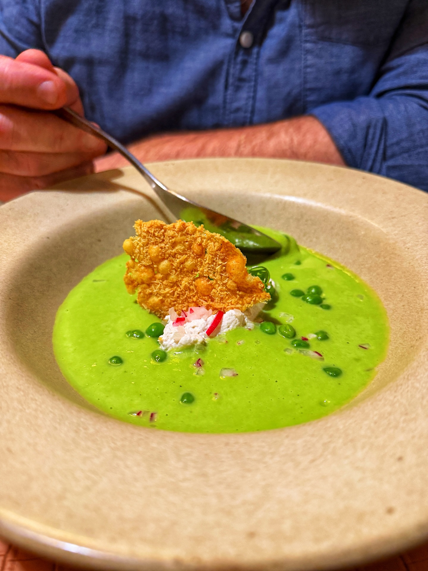 Colorée, fraîche et élégante, cette entrée met à l’honneur les petits pois, les radis roses et un crumble de parmesan façon chips.
À la fois belle et gourmande, elle vient tout juste d’être créée pour la carte de printemps