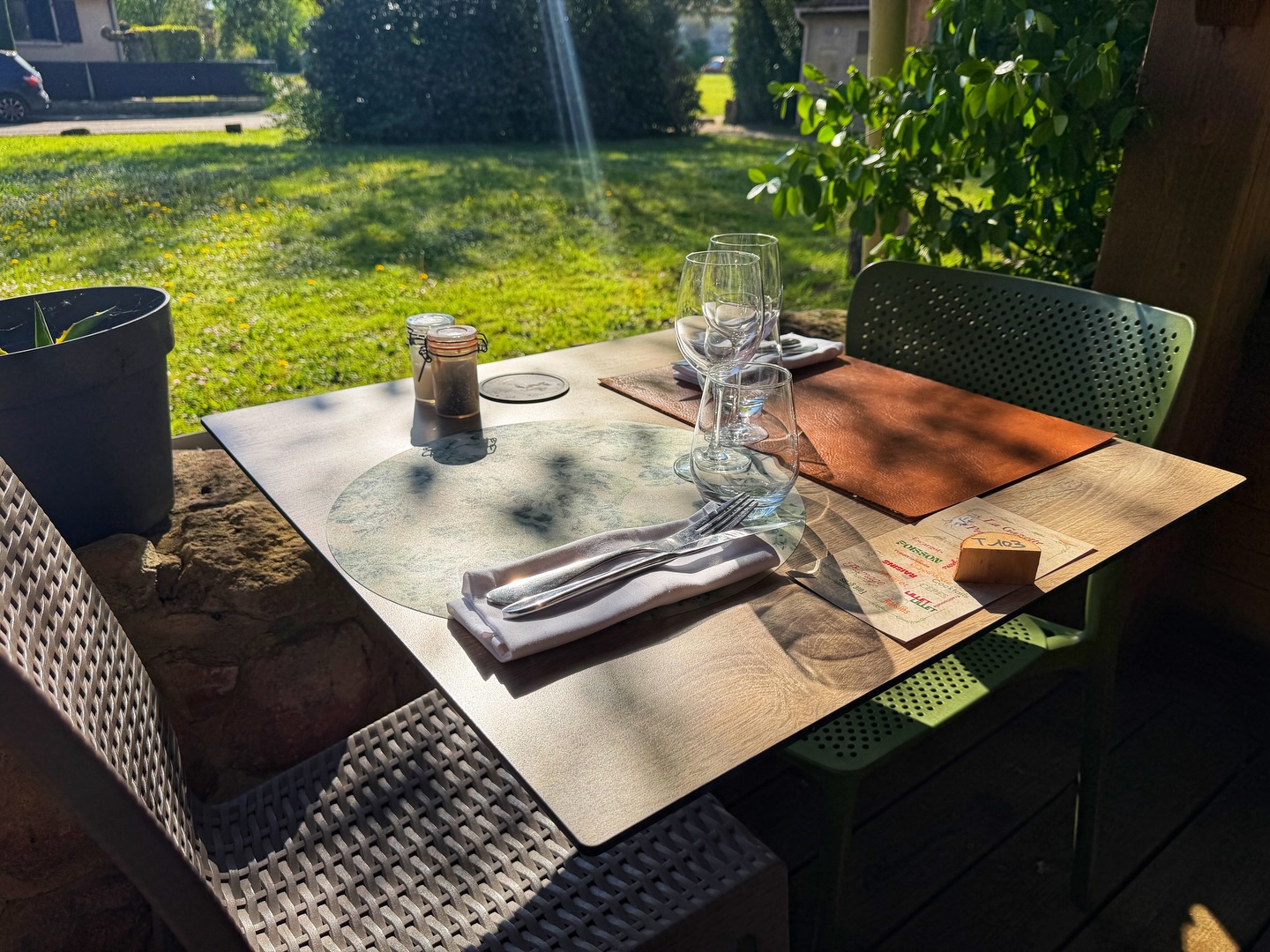 Le soleil est de retour et notre terrasse n’attend plus que vous ☀️🌿

Installez-vous confortablement, profitez de la douceur de l’air et laissez le temps ralentir autour d’un bon repas ou d’un verre entre amis…

Un moment simple, chaleureux et plein de saveurs, à savourer en plein air 🌼
