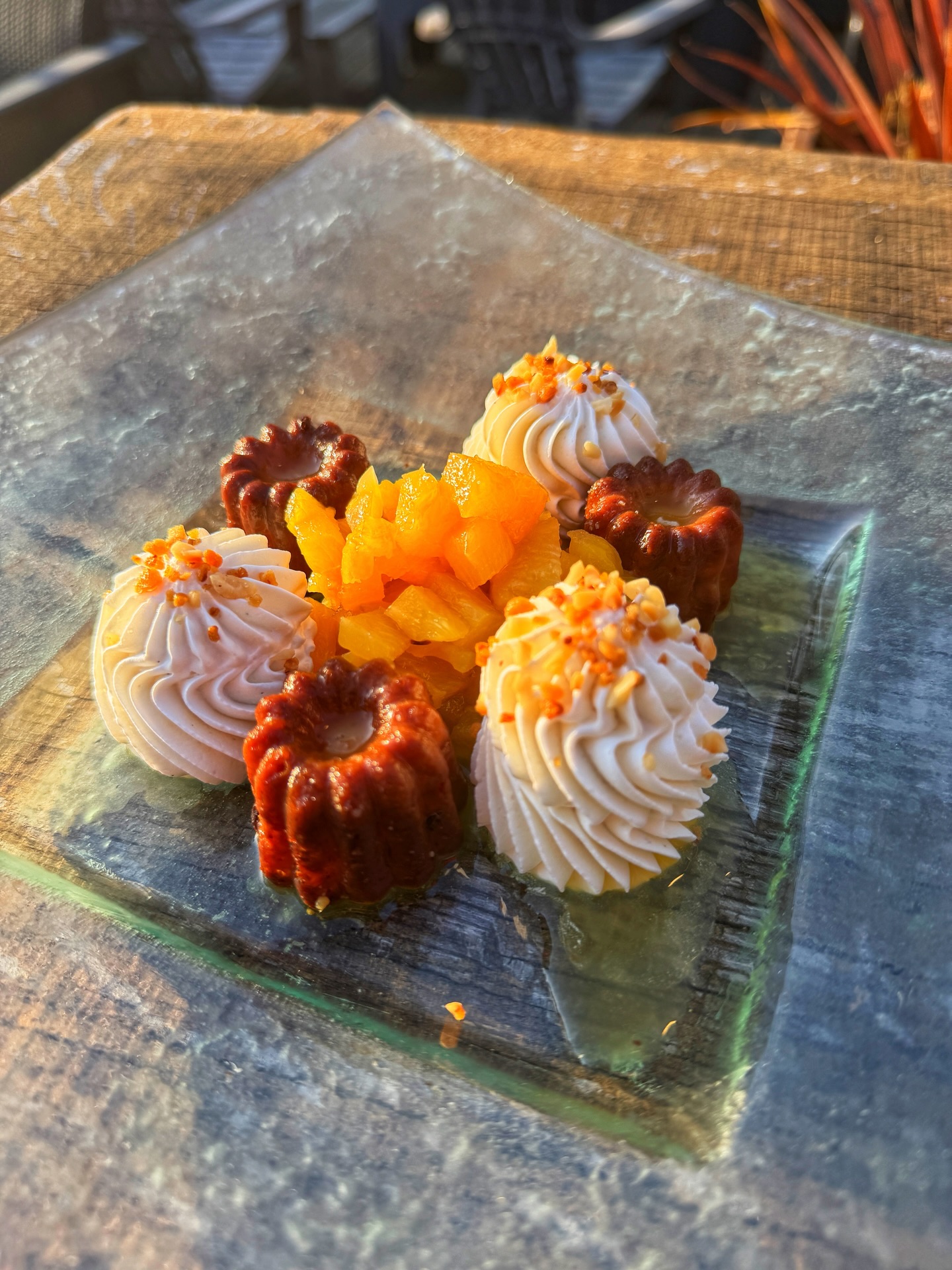 Le numéro 7 de la surprise de Cornic marie gourmandise et fraîcheur en une seule bouchée. Le babannelé, moelleux et doré, est délicatement imbibé d’un sirop au rhum et aux agrumes (citron vert, jaune et orange) qui réveille ses saveurs. L’ananas, confit dans la vergeoise, apporte une douceur fondante et caramélisée, tandis que la chantilly maison à la vanille vient équilibrer le tout avec légèreté. Un dessert aussi raffiné qu’addictif.