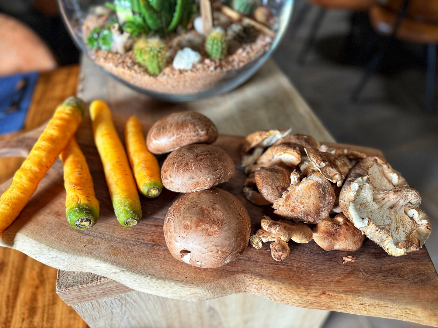 Des produits de saison, cueillis à leur apogée, où chaque couleur annonce une saveur authentique. Ici, le frais est une promesse : des ingrédients vivants, riches en goût, travaillés avec soin pour sublimer la nature dans chaque assiette. 🌿🍄🥕