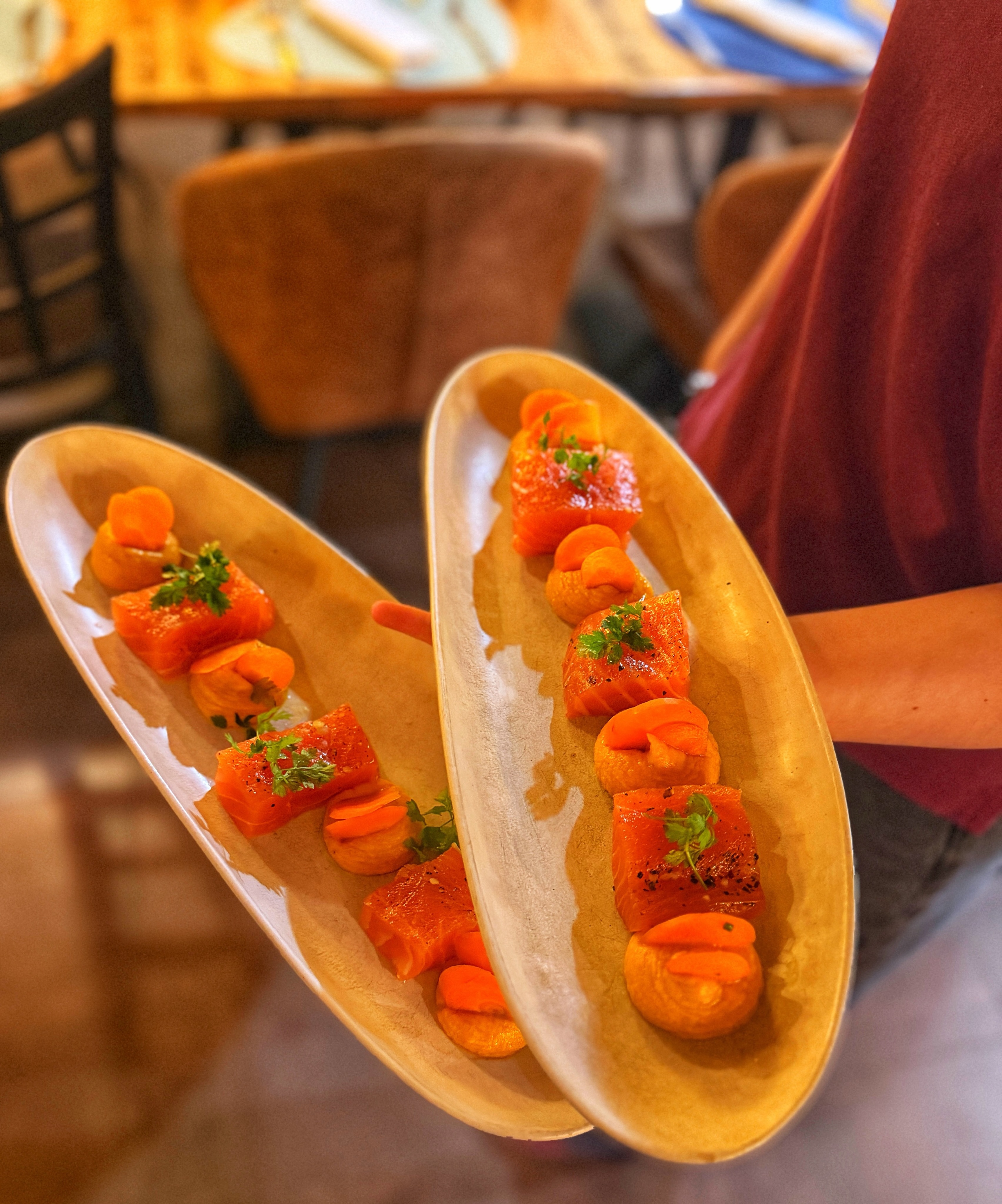 Gravlax de saumon fondant, délicatement assaisonné, accompagné d’un houmous de carotte relevé au gingembre. Une alliance fraîche et subtile, entre douceur et peps, qui éveille les papilles dès la première bouchée et donne instantanément envie d’y revenir.