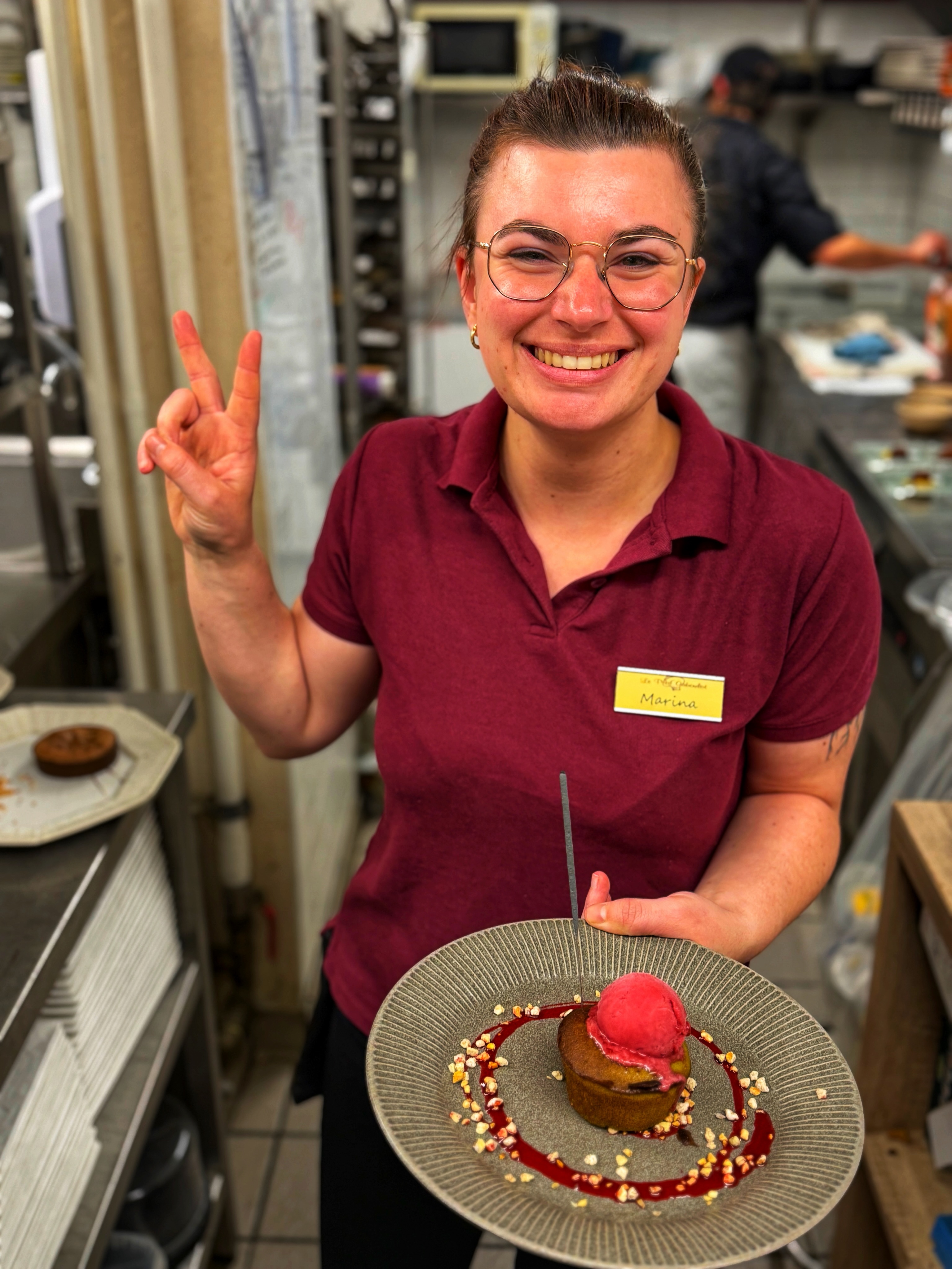 Pour cet anniversaire, Marina illumine le moment avec son sourire sincère et sa bonne humeur communicative. Depuis les cuisines du restaurant, elle arrive avec délicatesse en portant un magnifique dessert à la pistache, dressé avec soin comme une petite œuvre d’art.

Le rouge éclatant du sorbet contraste avec les éclats croquants et la douceur du gâteau encore tiède. Entre ses mains, ce dessert devient bien plus qu’une simple assiette : un instant de fête, de partage et d’attention.

Toujours attentive aux détails, Marina sait rendre ce moment unique. Un signe de la main, un sourire chaleureux et cette touche de simplicité qui fait les plus beaux souvenirs. Cet anniversaire restera marqué par la gourmandise, la convivialité… et par l’énergie lumineuse de Marina.