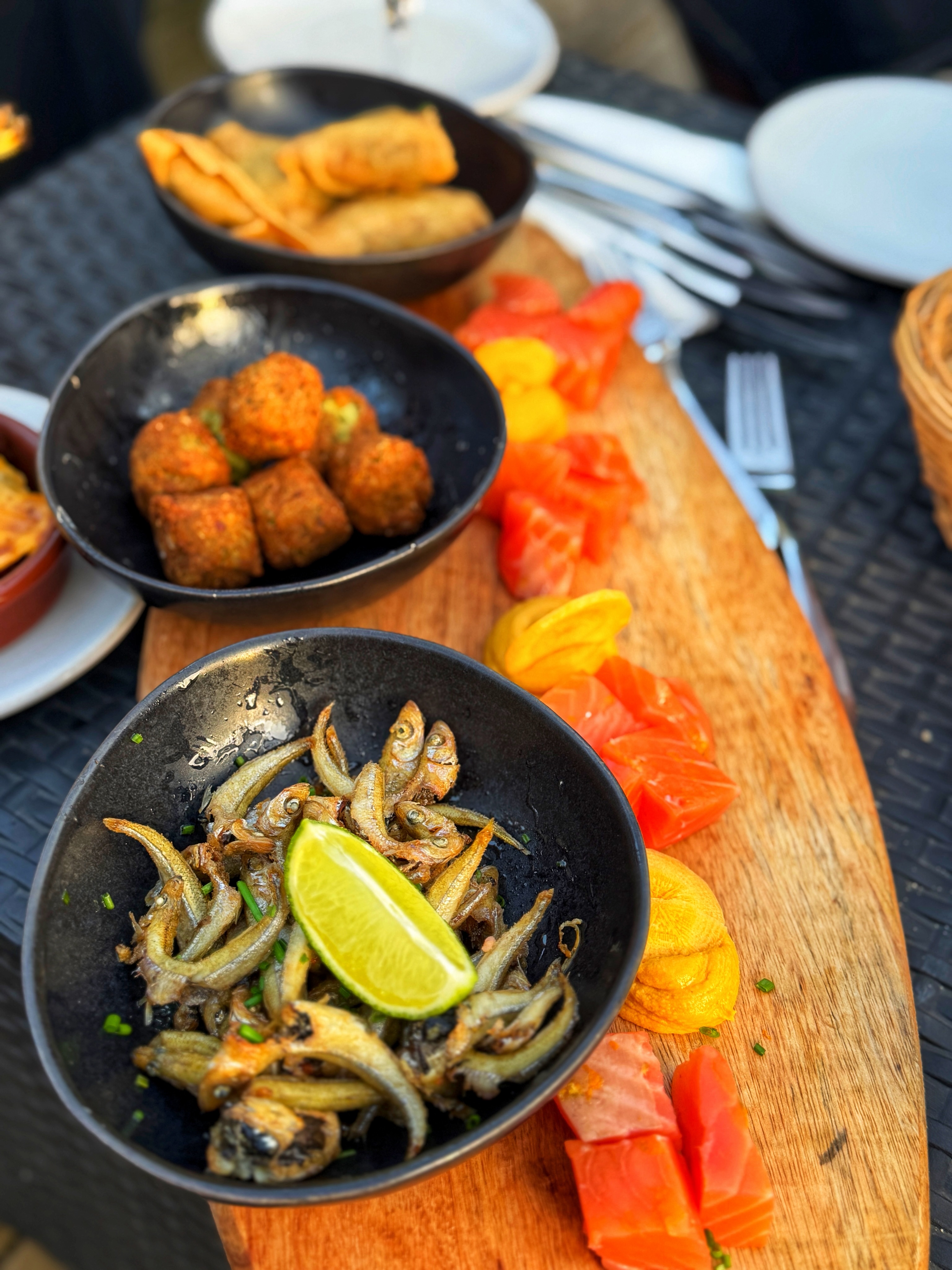 ☀️ Installez-vous en terrasse et laissez-vous porter par l’ambiance…
Entre amis ou en amoureux, profitez de notre sélection de tapas à partager : croustillants, savoureux et préparés pour éveiller les papilles 🍤🫒🐟

Le tout accompagné d’un cocktail frais et parfaitement dosé 🍸
Le combo idéal pour refaire le monde autour d’une belle planche et profiter des longues soirées en terrasse. ✨

#Terrasse #TapasTime #CocktailMoment #Afterwork #FoodLovers SummerVibes