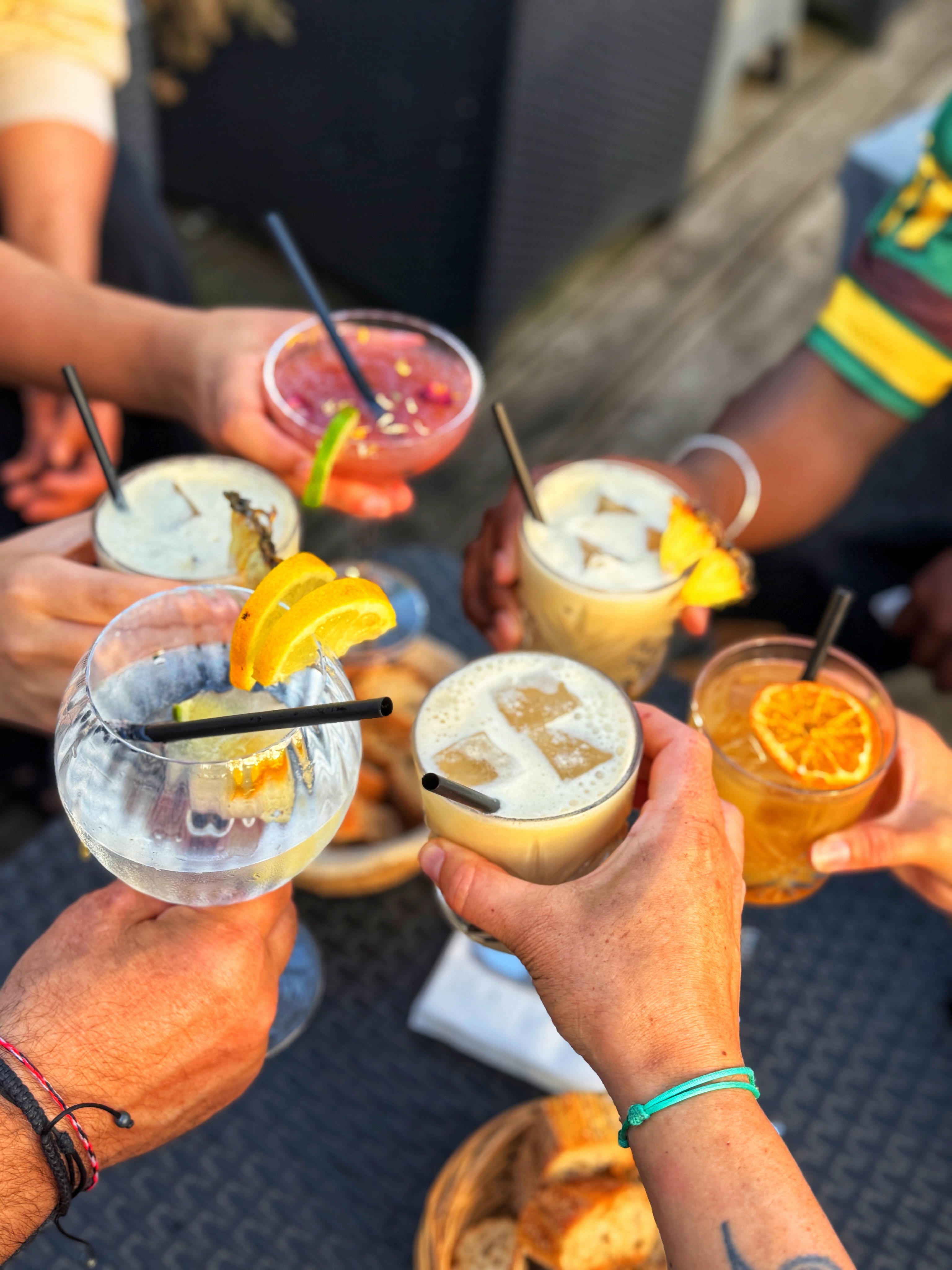 🍹✨ Des cocktails, du partage et une bonne dose de soleil…
Chez nous, chaque verre se savoure encore mieux entre amis. 🧡

Venez trinquer, grignoter et profiter du moment. 🥂# l’abus d’alcool est dangereux pour la santé, à consommer avec modération 

#CocktailTime #Terrasse #Afterwork RestaurantLife CocktailsMaison Apéro FoodAndDrinks SummerVibes BarRestaurant BonMoment