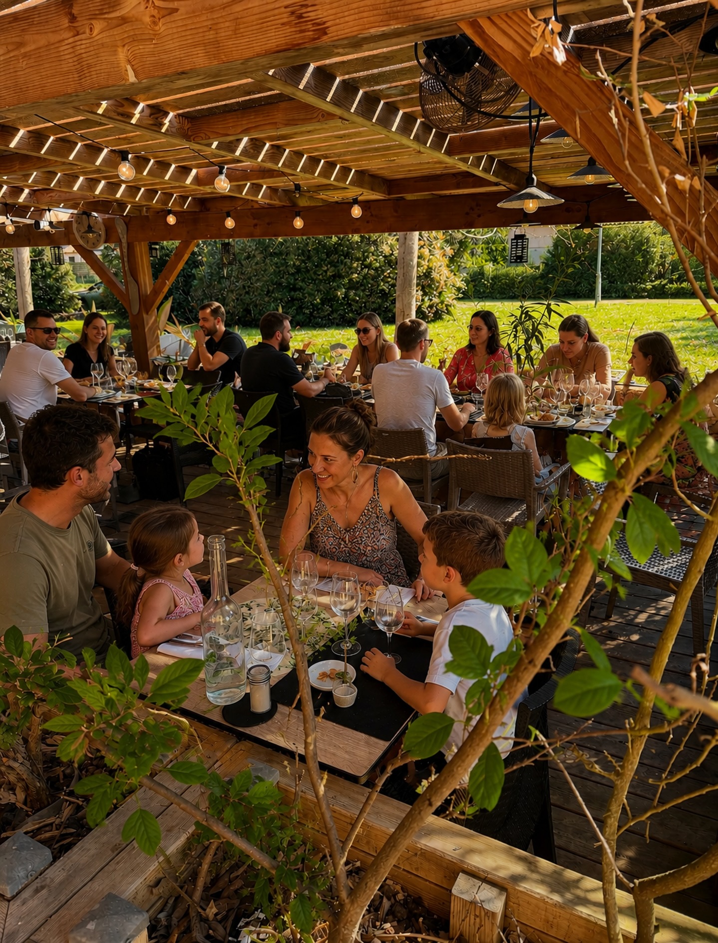 Venez profiter de notre terrasse en bois, nichée au cœur de la verdure dans un petit village paisible 🌿☀️

Entourée de plantes, d’arbres fruitiers et d’une ambiance chaleureuse, notre terrasse est l’endroit idéal pour partager un cocktail, quelques tapas ou un bon repas en famille et entre amis.

Pour votre confort, profitez également de nos brumisateurs et ventilateurs afin de savourer pleinement les beaux jours dans une atmosphère fraîche et conviviale.  Nous disposons de salles climatisées.