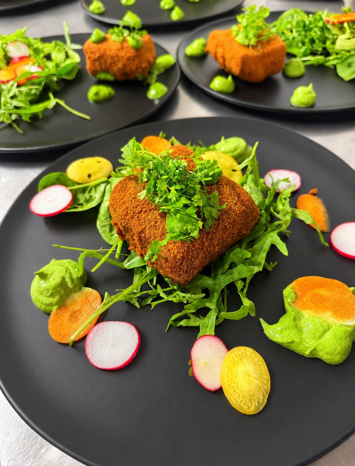 Cromesquis de canard à l’aïoli de roquette

Découvrez nos cromesquis de canard, une gourmandise à la fois croustillante et fondante. Le cromesquis est une spécialité de la cuisine française qui consiste à enrober une préparation crémeuse ou confite d’une fine panure avant de la frire. Le résultat : une coque dorée et croustillante qui révèle un cœur généreux et fondant à la dégustation.

Ici, le canard est travaillé pour offrir une texture moelleuse et savoureuse, sublimée par un aïoli de roquette. Cette sauce onctueuse apporte une touche végétale, légèrement poivrée et fraîche, qui équilibre parfaitement la richesse du canard.

Servis sur un lit de jeunes pousses et accompagnés de légumes croquants, nos cromesquis allient élégance, caractère et gourmandise. 

Une entrée raffinée qui joue sur les contrastes de textures et de saveurs pour éveiller les papilles dès la première bouchée. 

📍RESTAURANT LE PETIT CABOULOT 

12 Place de l’Église, 
L’Isle-Saint-Georges 33640
Parking de l’Eglise - Gratuit

🕦HORAIRES
> Fermé le lundi toute la journée
> Déjeuner uniquement le mardi, mercredi et dimanche
> Déjeuner & dîner le Jeudi, vendredi et samedi
> Fermé Le Dimanche soir

RÉSERVEZ VOTRE TABLE
📞 + 33 (0)5 56 20 06 97
http://bit.ly/3S7EZac

INFORMATIONS
https://www.lepetitcaboulot.com/