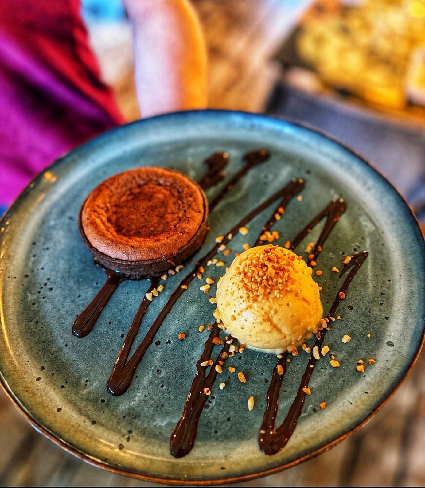 La tarte soufflée au chocolat. 🍫 Avis aux amateurs de chocolat : ce dessert est une véritable invitation à la gourmandise. Notre tarte soufflée au chocolat séduit par sa texture aérienne et fondante, à mi-chemin entre la tarte traditionnelle et le soufflé.

À la sortie du four, le chocolat dévoile toute son intensité dans une texture légère qui fond délicatement en bouche. Chaque cuillerée offre un équilibre parfait entre puissance, douceur et finesse.

Accompagnée d’une glace artisanale, qui apporte une touche de fraîcheur et contraste avec la chaleur du chocolat, cette création devient un dessert aussi élégant qu’irrésistible.

Une rencontre gourmande entre chaud et froid, pensée pour terminer le repas sur une note généreuse et réconfortante. 📍RESTAURANT LE PETIT CABOULOT 

12 Place de l’Église, L’Isle-Saint-Georges 33640
Parking de l’Eglise - Gratuit

🕦HORAIRES
> Fermé le lundi toute la journée
> Déjeuner uniquement le mardi, mercredi et dimanche
> Déjeuner & dîner le Jeudi, vendredi et samedi
> Fermé Le Dimanche soir

RÉSERVEZ VOTRE TABLE
📞 + 33 (0)5 56 20 06 97
http://bit.ly/3S7EZac

INFORMATIONS
https://www.lepetitcaboulot.com/