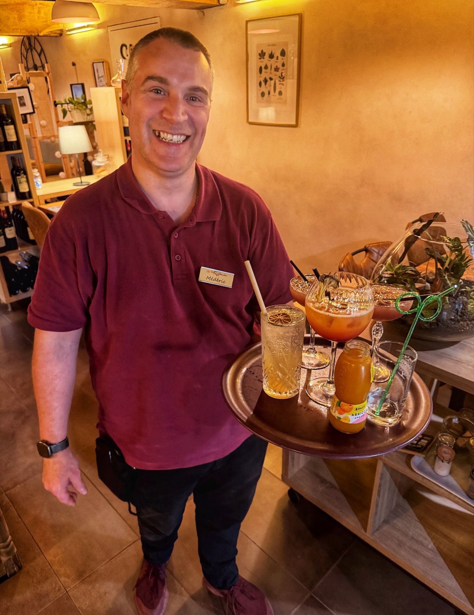Médéric, alias “Médo”, le couteau suisse du restaurant

Présent au sein de la maison depuis plus de 20 ans, Médéric, que tout le monde surnomme affectueusement « Médo », est une figure emblématique du restaurant. Responsable de l’établissement, il met chaque jour son expérience, son dévouement et sa bonne humeur au service de l’équipe et de nos clients.

Véritable passionné d’informatique, il est dans son temps libre un petit génie capable de résoudre les problèmes les plus complexes. Mais ses talents ne s’arrêtent pas là ! Surnommé le « MacGyver » du restaurant, Médo sait tout réparer : une fuite imprévue, un souci informatique, un équipement de cuisine capricieux… il trouve toujours une solution. Polyvalent et ingénieux, il est notre véritable couteau suisse.

Au-delà de ses nombreuses compétences techniques, ce qui le caractérise avant tout, c’est son sens de l’accueil et son attachement aux clients. Avec patience, bienveillance et beaucoup d’amour pour son métier, il veille à ce que chacun passe un agréable moment. Il prend le temps de reconnaître les habitués, d’échanger quelques mots et de s’assurer que chaque visite soit une expérience chaleureuse et conviviale.

Grâce à son engagement sans faille et à sa connaissance du restaurant acquise au fil des années, Médo contribue chaque jour à faire vivre l’esprit de la maison : un lieu où l’on se sent attendu, reconnu et accueilli comme chez soi ☀️😊. 📍RESTAURANT LE PETIT CABOULOT 

12 Place de l’Église, L’Isle-Saint-Georges 33640
Parking de l’Eglise - Gratuit

🕦HORAIRES
> Fermé le lundi toute la journée
> Déjeuner uniquement le mardi, mercredi et dimanche
> Déjeuner & dîner le Jeudi, vendredi et samedi
> Fermé Le Dimanche soir

RÉSERVEZ VOTRE TABLE
📞 + 33 (0)5 56 20 06 97
http://bit.ly/3S7EZac

INFORMATIONS
https://www.lepetitcaboulot.com/