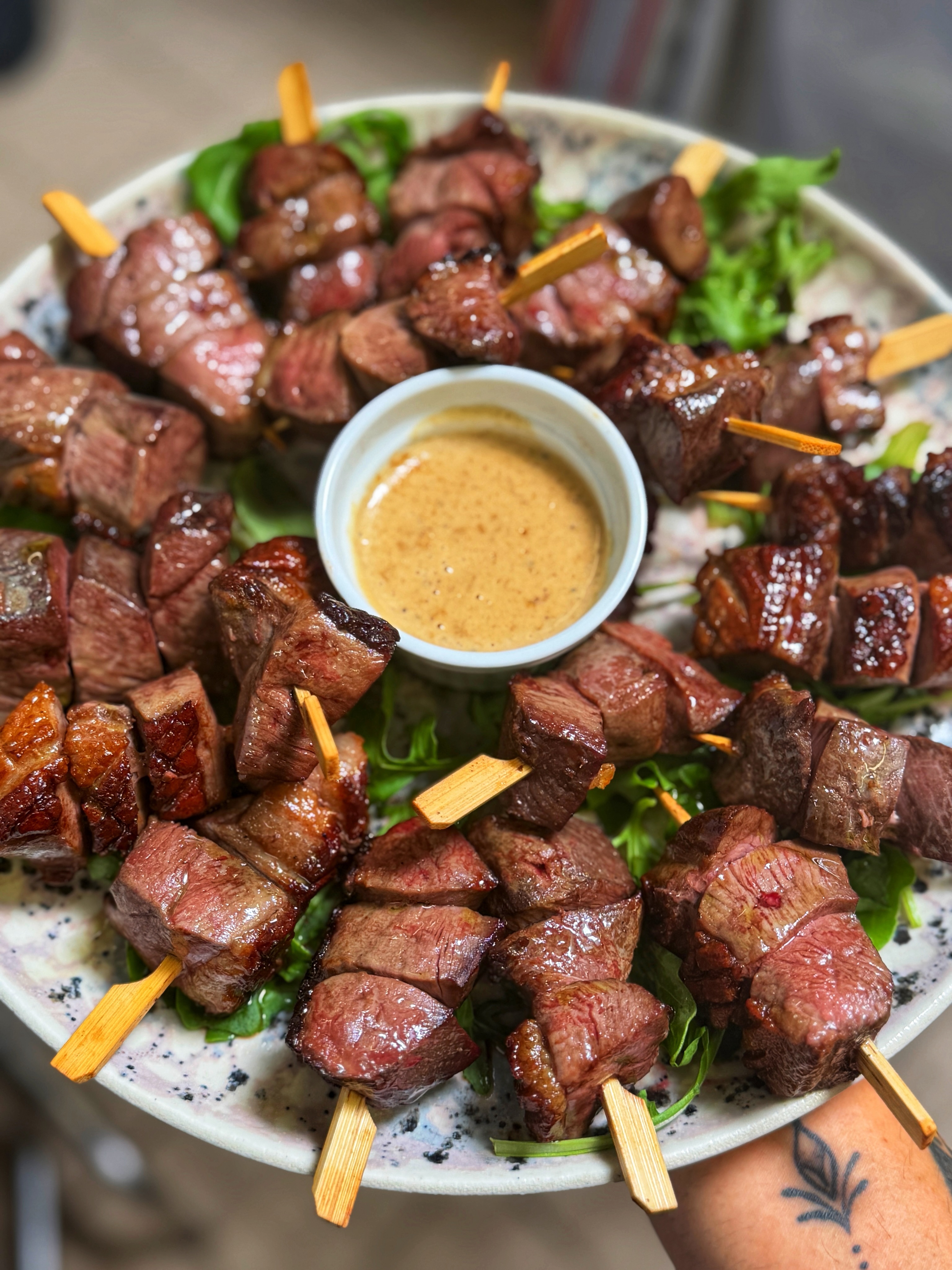 ✨ Du sur-mesure pour tous vos événements !

En plus des plats présents sur notre carte, nous pouvons réaliser des créations spécialement pour vos repas de famille, anniversaires, réceptions ou événements professionnels.

📸 Ici, de savoureuses brochettes de magret de canard, accompagnées d’une sauce au poivre maison, préparées spécialement pour l’occasion. 🦆🥩

Une envie particulière ? Parlez-nous de votre projet, nous serons ravis de créer un menu personnalisé pour régaler vos convives.