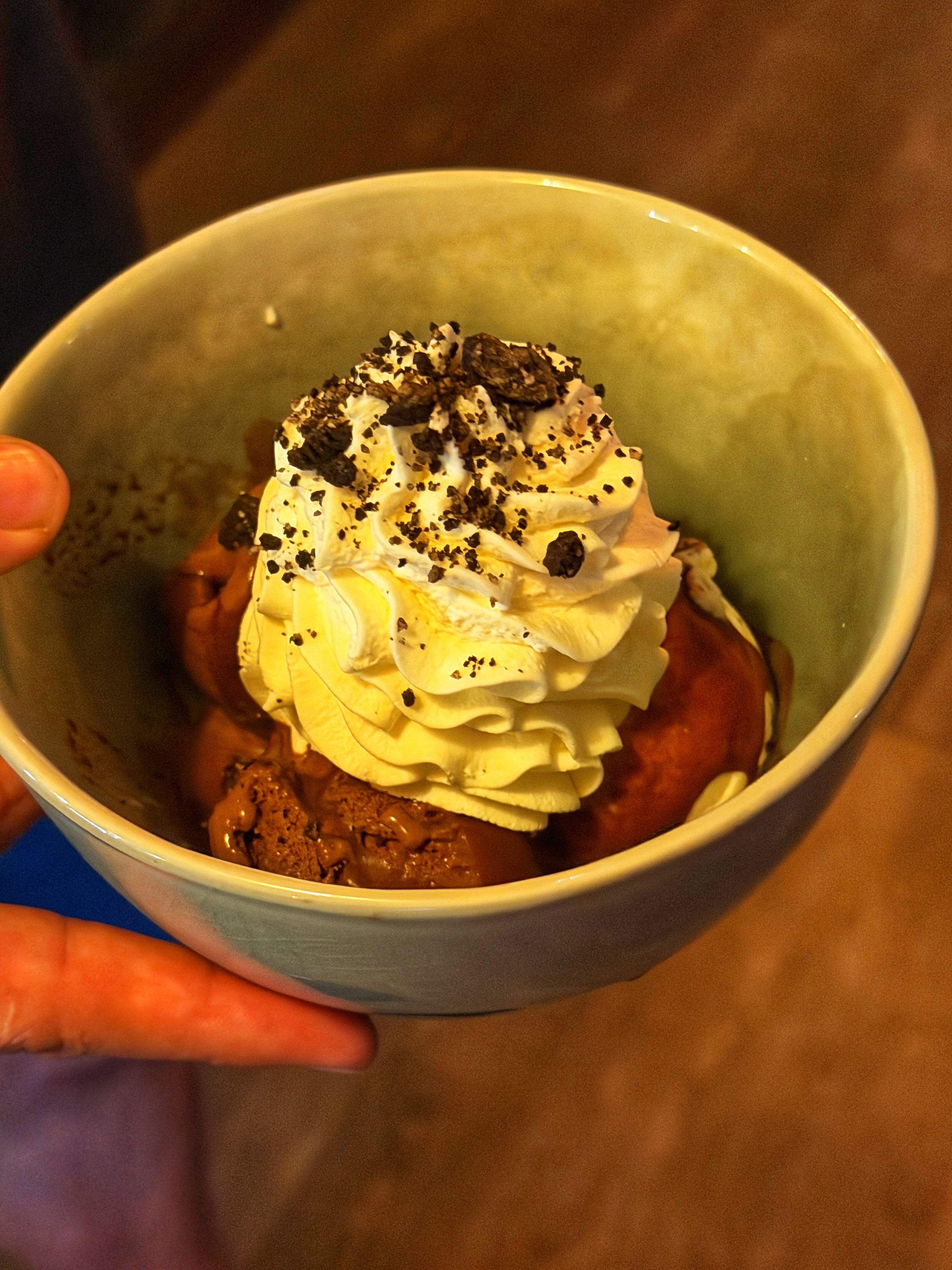 🍫 Le chocolat liégeois dans toute sa gourmandise… Une glace onctueuse, une chantilly généreuse et une pluie d’éclats de chocolat. Le dessert parfait pour finir en douceur. 🤎✨