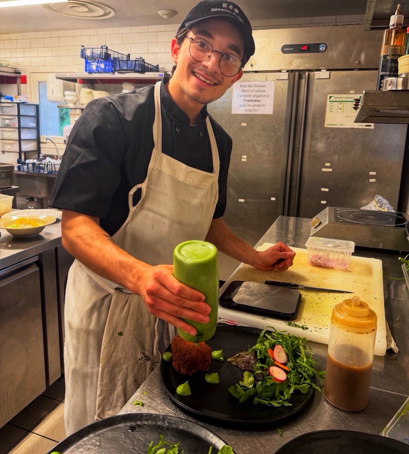👨‍🍳 Portrait de l’équipe : Thomas

Aujourd’hui, on vous présente Thomas, notre cuisinier passionné !

Ancien manager chez McDonald’s, il a choisi de mettre son expérience au service d’une cuisine faite avec passion et précision.

Grand amoureux du Japon, il est fasciné par sa culture, sa gastronomie et son art de vivre. En dehors des cuisines, Thomas est aussi un passionné de musique : il compose ses propres morceaux et laisse parler sa créativité, aussi bien à la guitare qu’aux fourneaux.

Et pour garder la forme, le sport fait également partie de son quotidien !

Avec son sourire, sa bonne humeur et son sens du détail, Thomas apporte chaque jour sa touche personnelle à vos assiettes. 🍽️✨

N’hésitez pas à lui dire bonjour lors de votre prochaine visite 😋