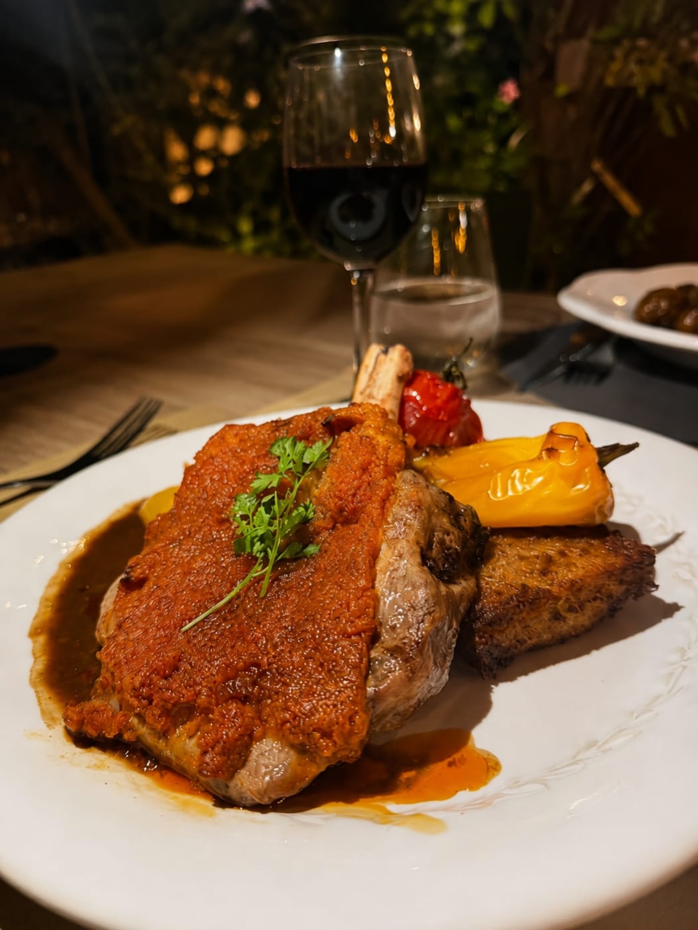 🍖 La côte de porc Nana, une vraie gourmandise !

Une belle côte de porc généreuse, tendre et savoureuse, sublimée par une croûte croustillante au chorizo qui apporte juste ce qu’il faut de caractère et de gourmandise. 🔥

Le jus vient enrober la viande, tandis que les notes fumées et légèrement relevées du chorizo réveillent chaque bouchée…

Un plat généreux, gourmand et plein de caractère. ❤️‍🔥

👉 À découvrir sans attendre !