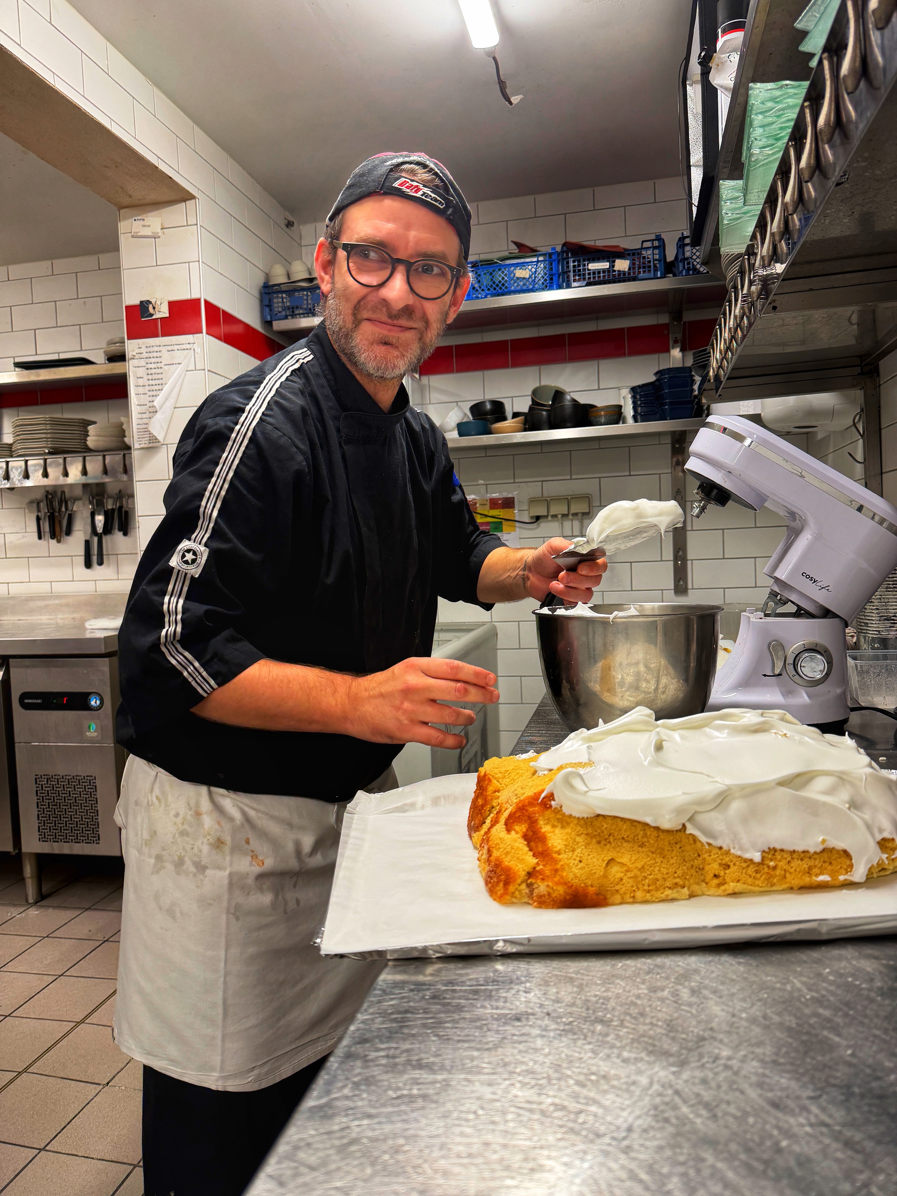 🍰 Olivier, alias Kiki : la passion au bout des doigts

Derrière chaque gâteau se cache une histoire… et chez Olivier, alias Kiki, elle est toujours faite de passion, de gourmandise et surtout, de beaucoup d’amour. ❤️

Véritable passionné de cuisine et de pâtisserie, Kiki aime transformer de simples ingrédients en de délicieux moments de bonheur. Son petit plaisir ? Préparer de beaux gâteaux pour accompagner les événements de nos clients et contribuer, à sa manière, à rendre chaque occasion encore plus spéciale.

Avec patience, créativité et une bonne dose de savoir-faire, il met tout son cœur dans chacune de ses réalisations. Parce que pour lui, un gâteau, ce n’est pas seulement un dessert : c’est une attention, un partage et une façon de faire plaisir. 🎂✨

Et quand Kiki est derrière les fourneaux, une chose est certaine : la gourmandise est toujours au rendez-vous ! 😋

Merci Kiki pour ta passion, ton savoir-faire et toutes ces douceurs préparées avec amour. ❤️