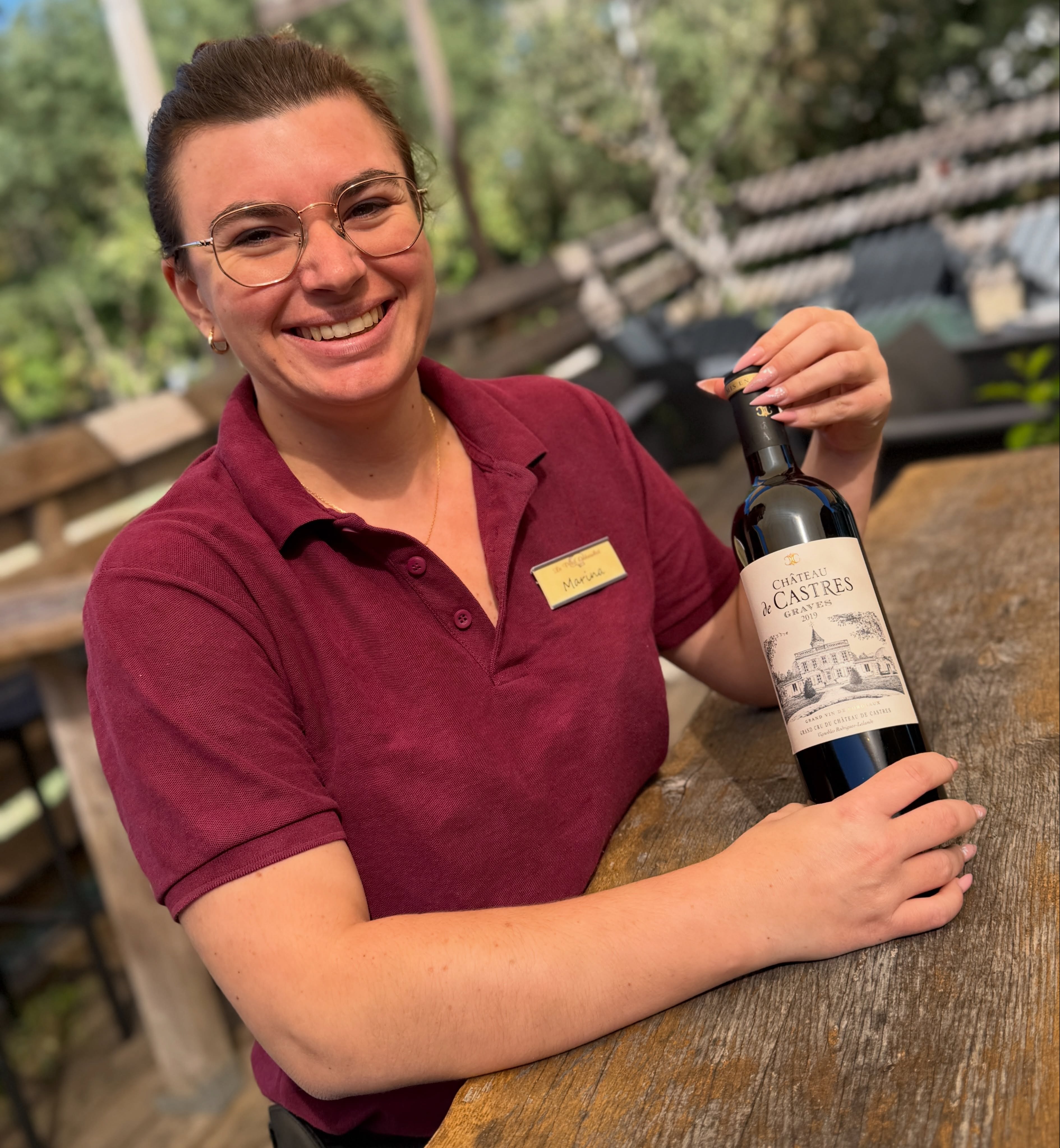 🍷 À la découverte du Château de Castres !

Un joli vin, c’est avant tout une histoire de terroir, de passion et de savoir-faire. Et aujourd’hui, c’est Marina qui vous le présente… avec son plus beau sourire ! 😊

Parce qu’ici, le vin se partage avec convivialité, bonne humeur et simplicité. Du moment où Marina vous présente la bouteille jusqu’à celui où vous la commandez, une chose ne change pas : le sourire est toujours au rendez-vous ! 🍷✨

Alors, laissez-vous tenter par le Château de Castres et profitez d’une bouteille servie avec autant de bonne humeur que de passion. ❤️

Du bon vin, un grand sourire… et il ne manque plus que vous ! 🥂