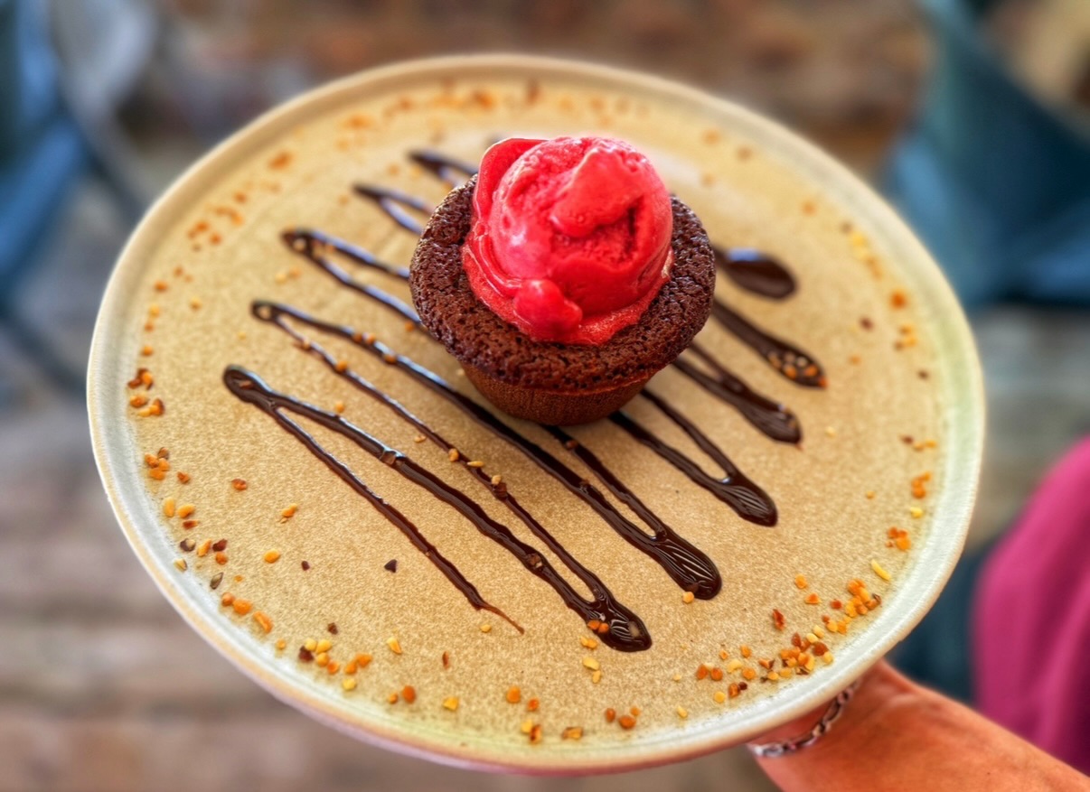 🍫❤️ Notre incontournable moelleux au chocolat maison ❤️🍫

Un cœur fondant, une texture incroyablement moelleuse et toute la gourmandise du chocolat… le tout accompagné d’une délicieuse glace à la framboise 🍓🍨.

Le mariage parfait entre la douceur et l’intensité du chocolat et la fraîcheur légèrement acidulée de la framboise… Un véritable mélange de saveurs qui fait fondre les papilles ! 😋

Un dessert généreux et réconfortant qui régale aussi bien les petits que les grands. 🥰

✨ Fait maison avec passion, servi avec gourmandise… et surtout beaucoup de plaisir ! ✨