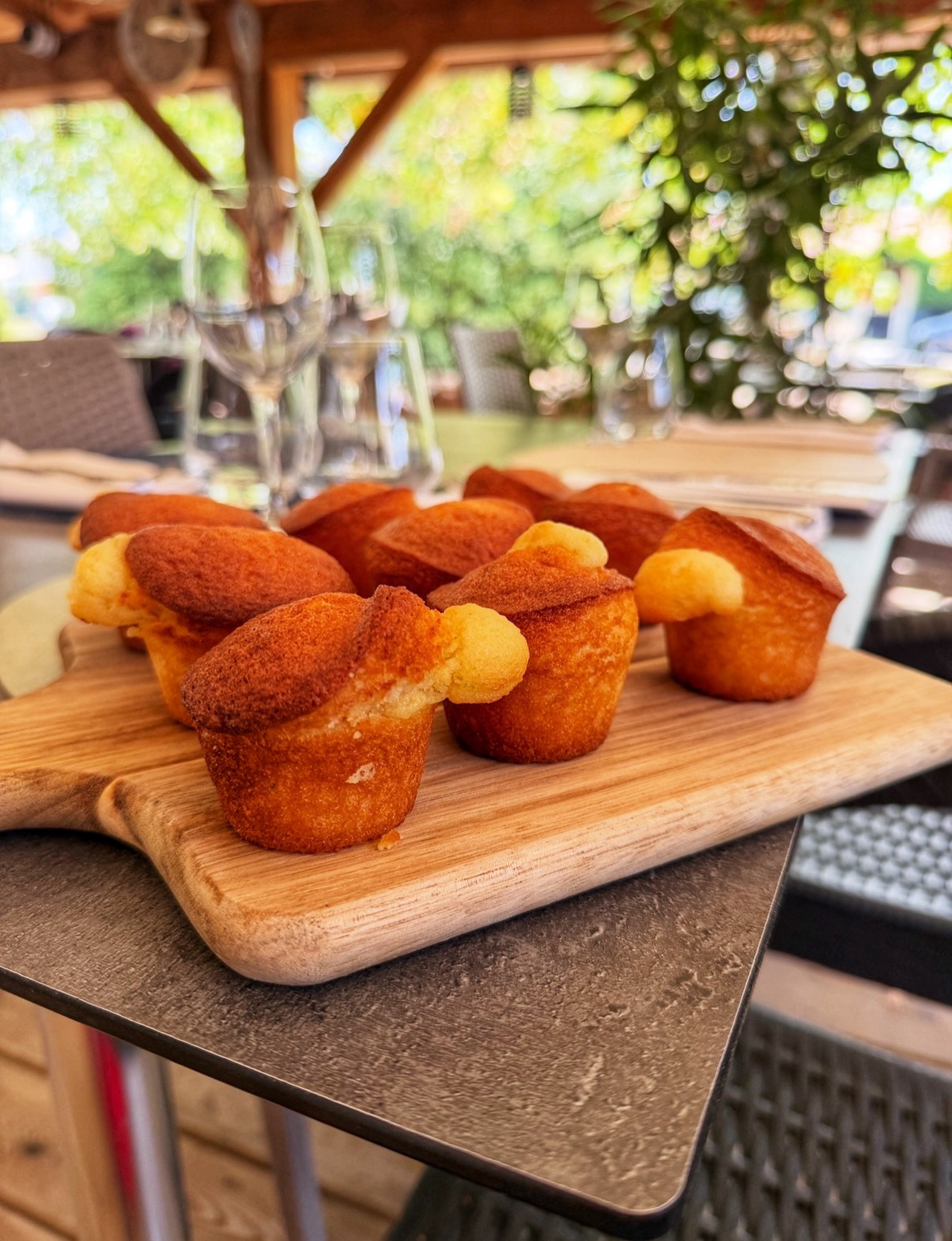 ☕️ Le petit plaisir du café gourmand

De jolies madeleines faites maison, dorées à souhait et délicatement moelleuses, préparées avec soin pour accompagner nos cafés gourmands.

Un parfum de beurre, une texture fondante et cette petite croûte légèrement dorée qui rappelle les douceurs de l’enfance… une bouchée, un café, et le plaisir est au rendez-vous. 🤎

Parce que les petits plaisirs sont encore meilleurs lorsqu’ils sont faits maison et avec amour.