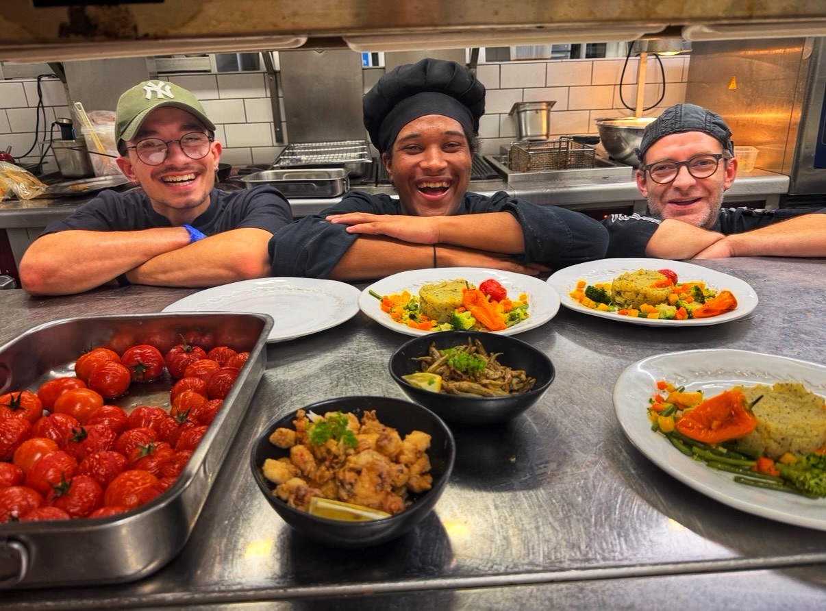 👨‍🍳🔥 La cohésion et la bonne humeur en cuisine !

En cuisine, la réussite ne repose pas uniquement sur la qualité des assiettes, mais aussi sur l’esprit d’équipe qui se construit chaque jour. 🤝 Entre les coups de feu, le partage des connaissances, l’entraide et les éclats de rire, c’est la force du collectif qui fait la différence.

Une équipe soudée, c’est des collègues qui se soutiennent, qui avancent ensemble et qui gardent le sourire même dans les moments les plus intenses. Parce qu’au-delà des plats que l’on prépare, ce sont les liens que l’on crée qui donnent toute sa saveur au métier. ❤️

La bonne humeur se partage, la cohésion se construit et la passion nous rassemble ! 💪🍽️

#EspritDEquipe #BonneHumeur #passioncuisine #islesaintgeorges