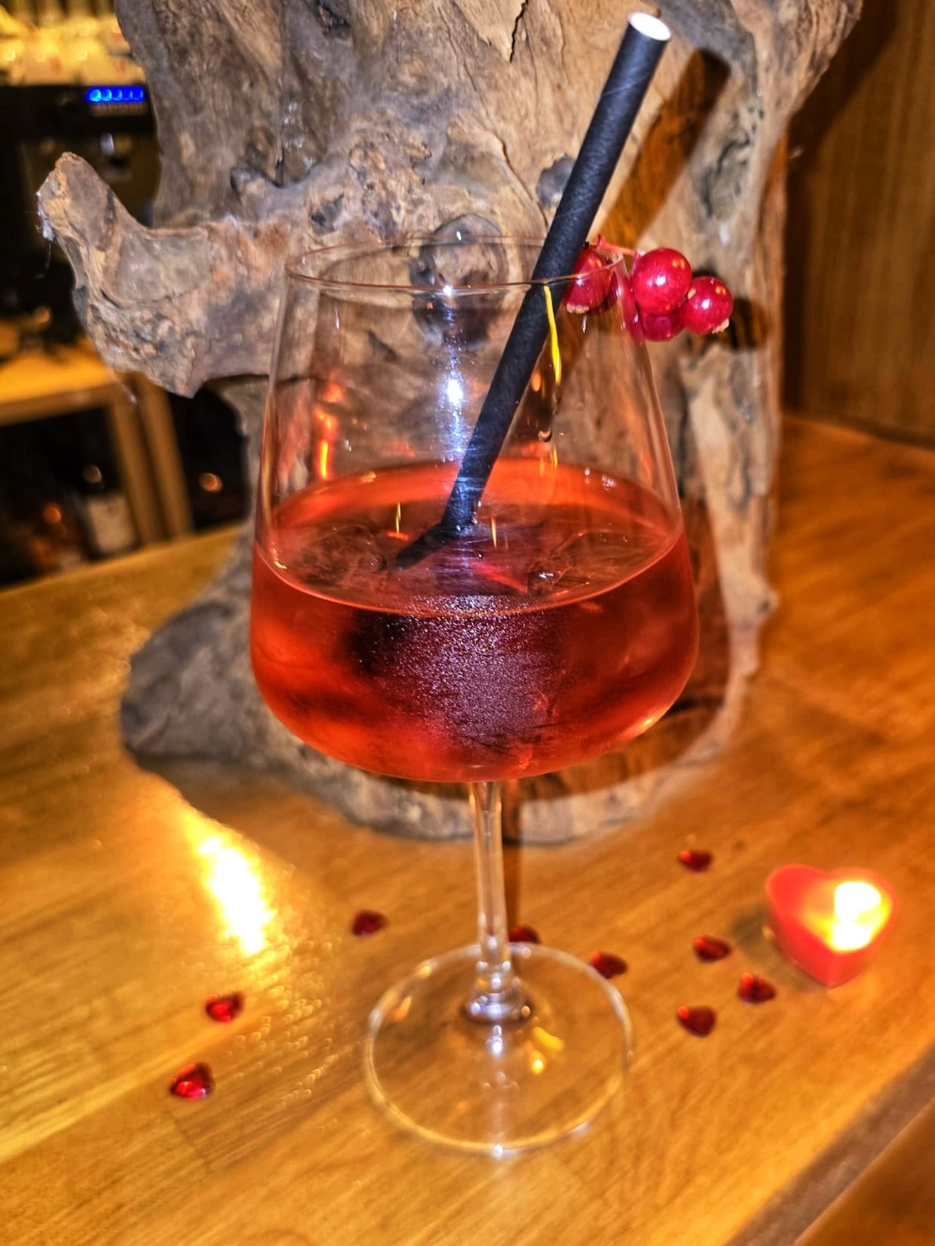 Venez découvrir notre cocktail du mois, nous avons créé pour vous le filtre d’amour :  de la rose, de la crème de framboise et de la limonade 🍹🍸