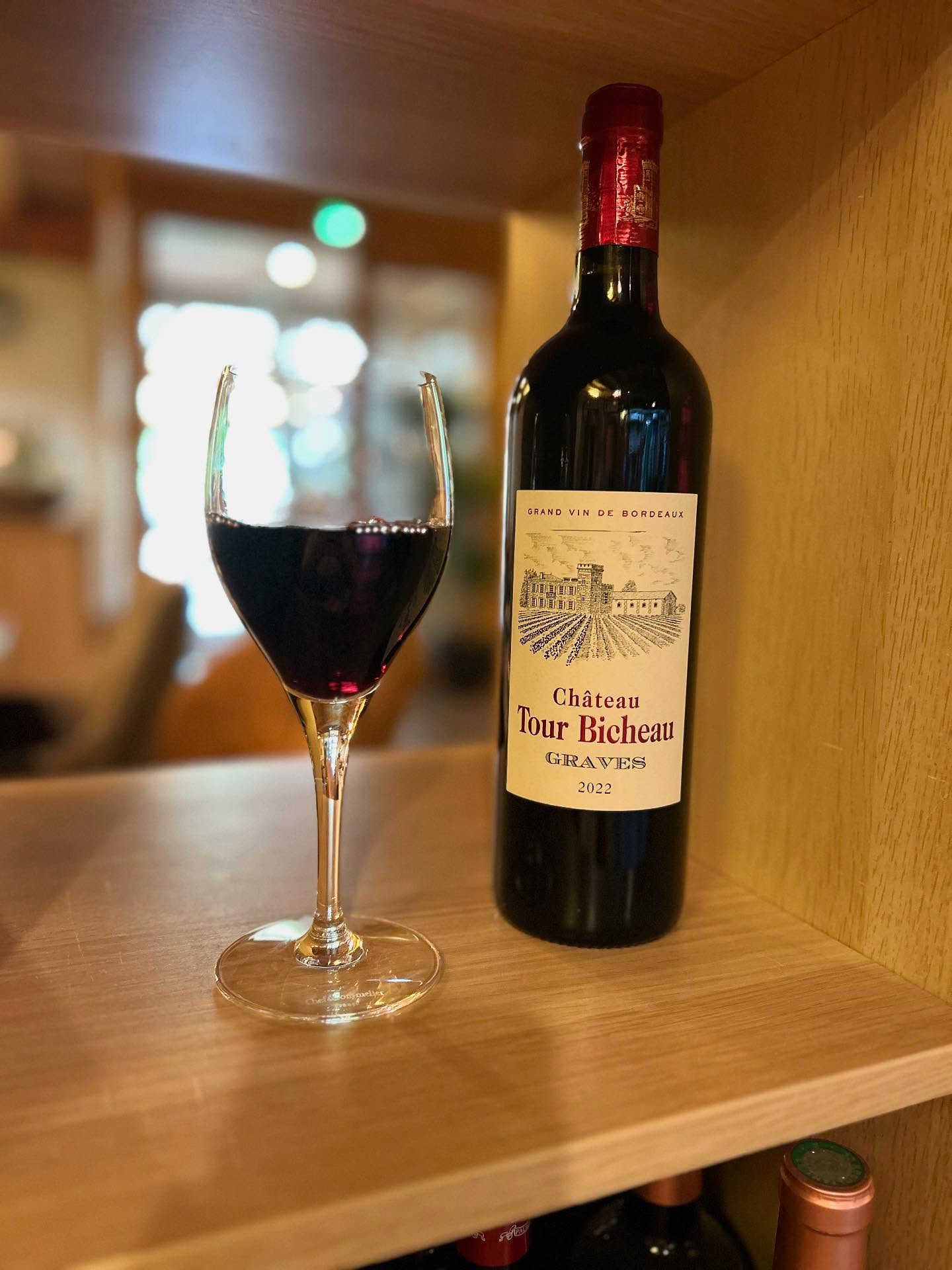 Notre coup cœur de ce beau mois d’octobre 🍁
Le Château Tour Bicheau en AOC Graves 

#vindumois #graves #tourbicheau #vinrouge #coupdecoeur 

L’abus d’alcool est dangereux pour la santé