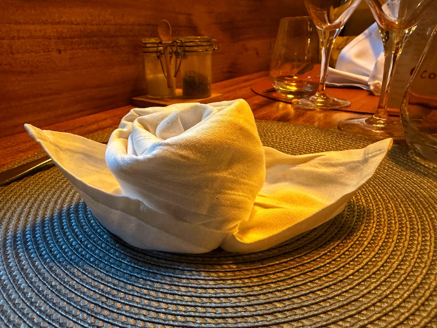 Un simple pli, et la table s’épanouit 🌹
Parce que chaque détail compte, même une serviette peut devenir une fleur.