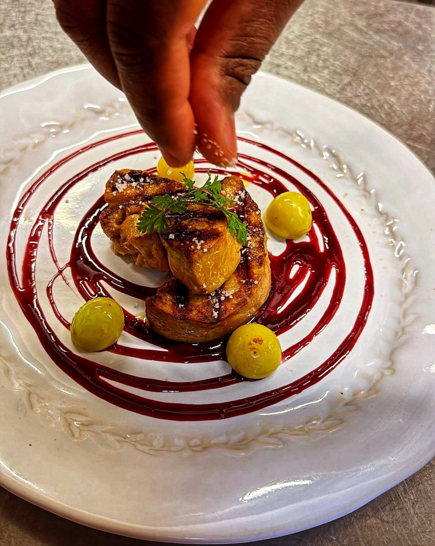 Un foie gras poêlé saisi à la perfection, encore chaud, délicatement relevé d’une pointe de fleur de sel ✨

Autour, une touche acidulée qui vient réveiller le fondant, un dressage précis, élégant, presque artistique… Ici, chaque détail compte.

Un plat de terroir revisité avec finesse, travaillé avec passion par notre chef pour offrir ce parfait équilibre entre puissance et douceur.

À la première bouchée, ça fond… et on comprend 💛🍽️

#FoieGrasPoêlé #Terroir #CuisineAvecAmour #gastronomie