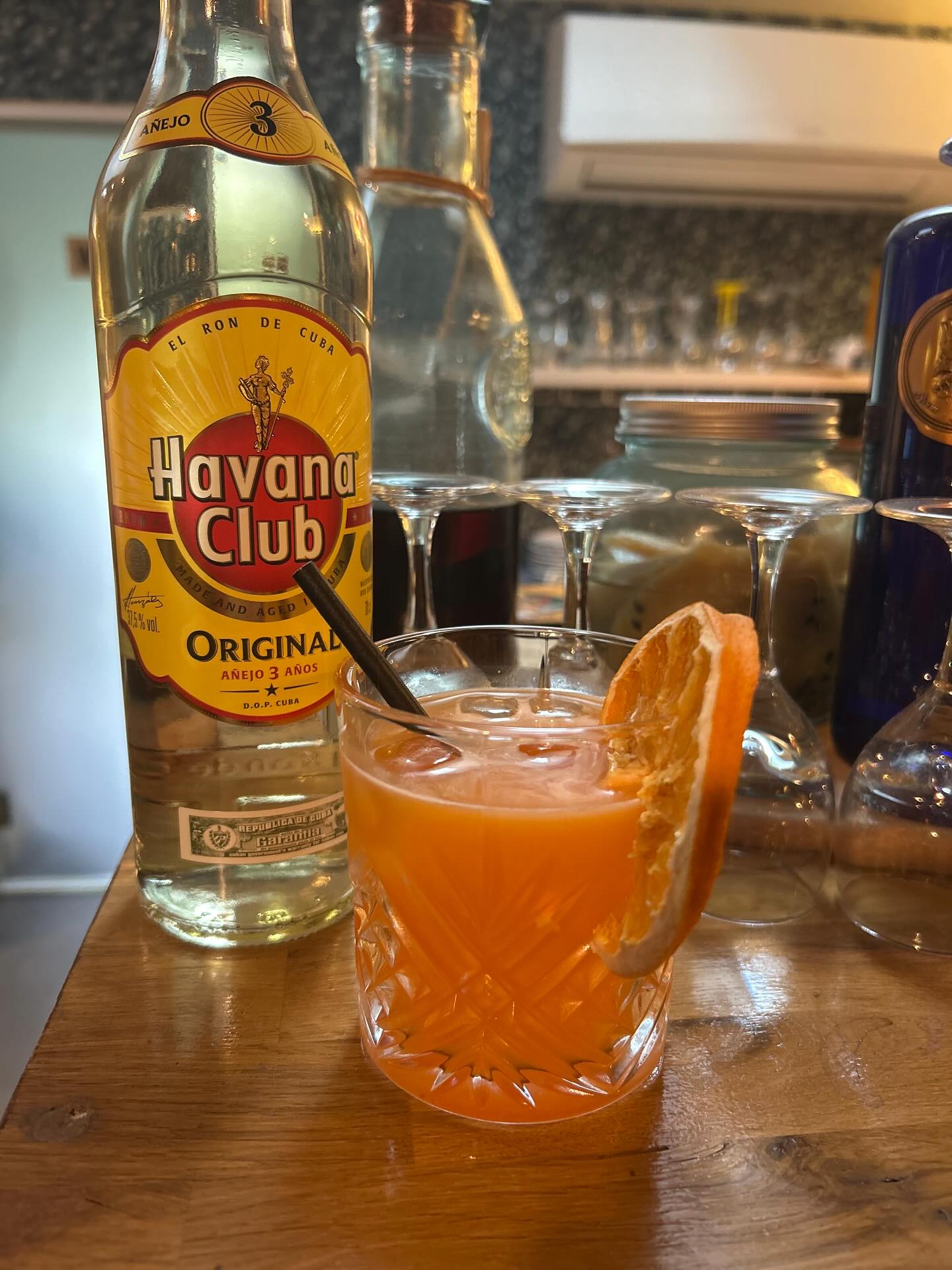 Cocktail de ce mois de Novembre 🍹
On vous présente le Golden rhum twist 

Composition : Rhum, Jus ACE, Liqueur de Vanille 

#cocktails #ace #rhum #cocktaildumois #liqueurvanille 

L’abus d’alcool est dangereux pour la santé, à consommer avec modération.