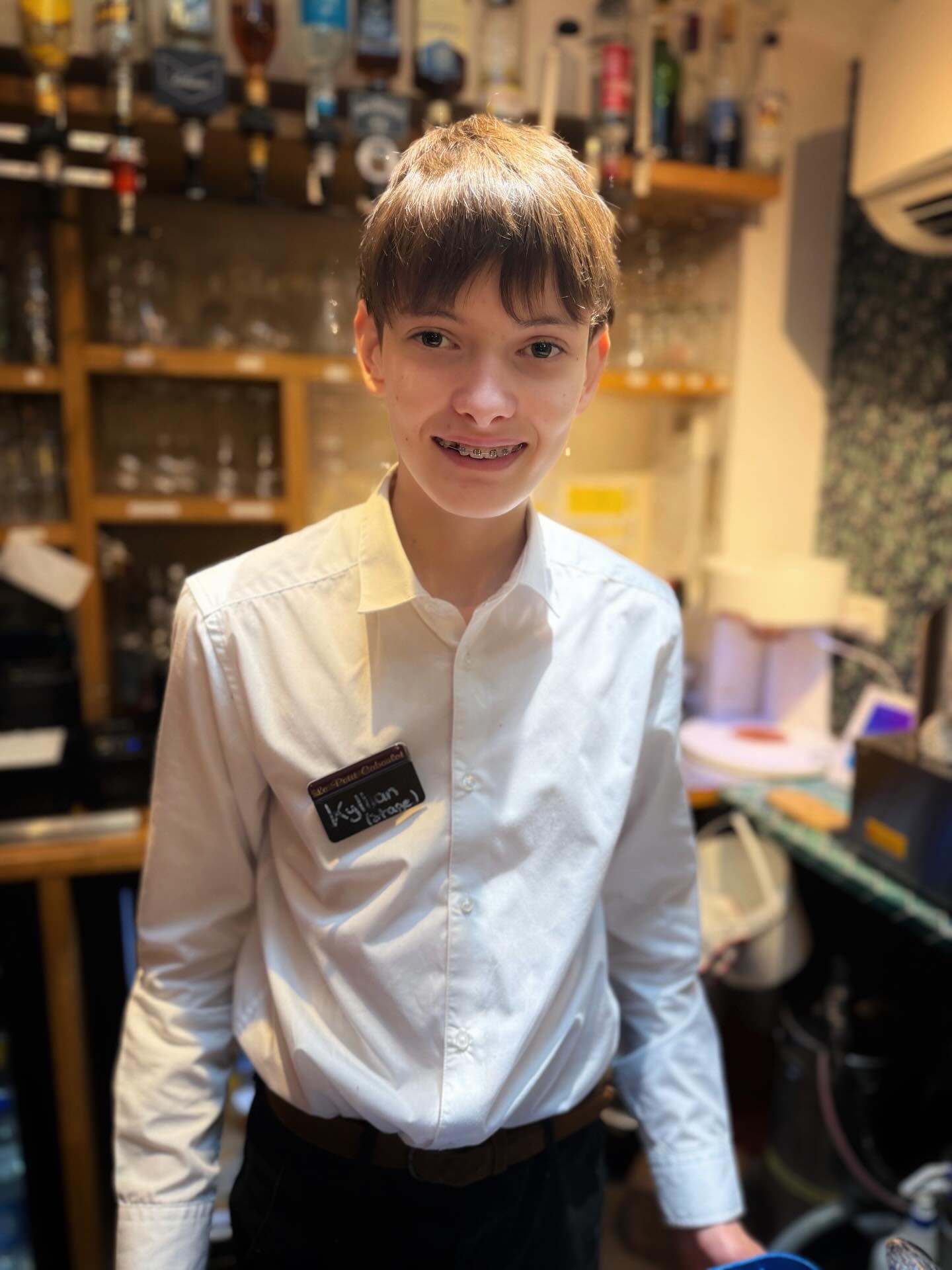 Derrière chaque service, il y a une équipe… et de belles rencontres !
Voici Kyllian, stagiaire en restauration, qui apprend chaque jour les codes de la bistronomie avec enthousiasme et gourmandise.
Engagement, bonne humeur et envie d’apprendre : tout ce qu’on aime dans notre maison 🤍  #stagerestaurant #bordeaux #restaurantbordeaux