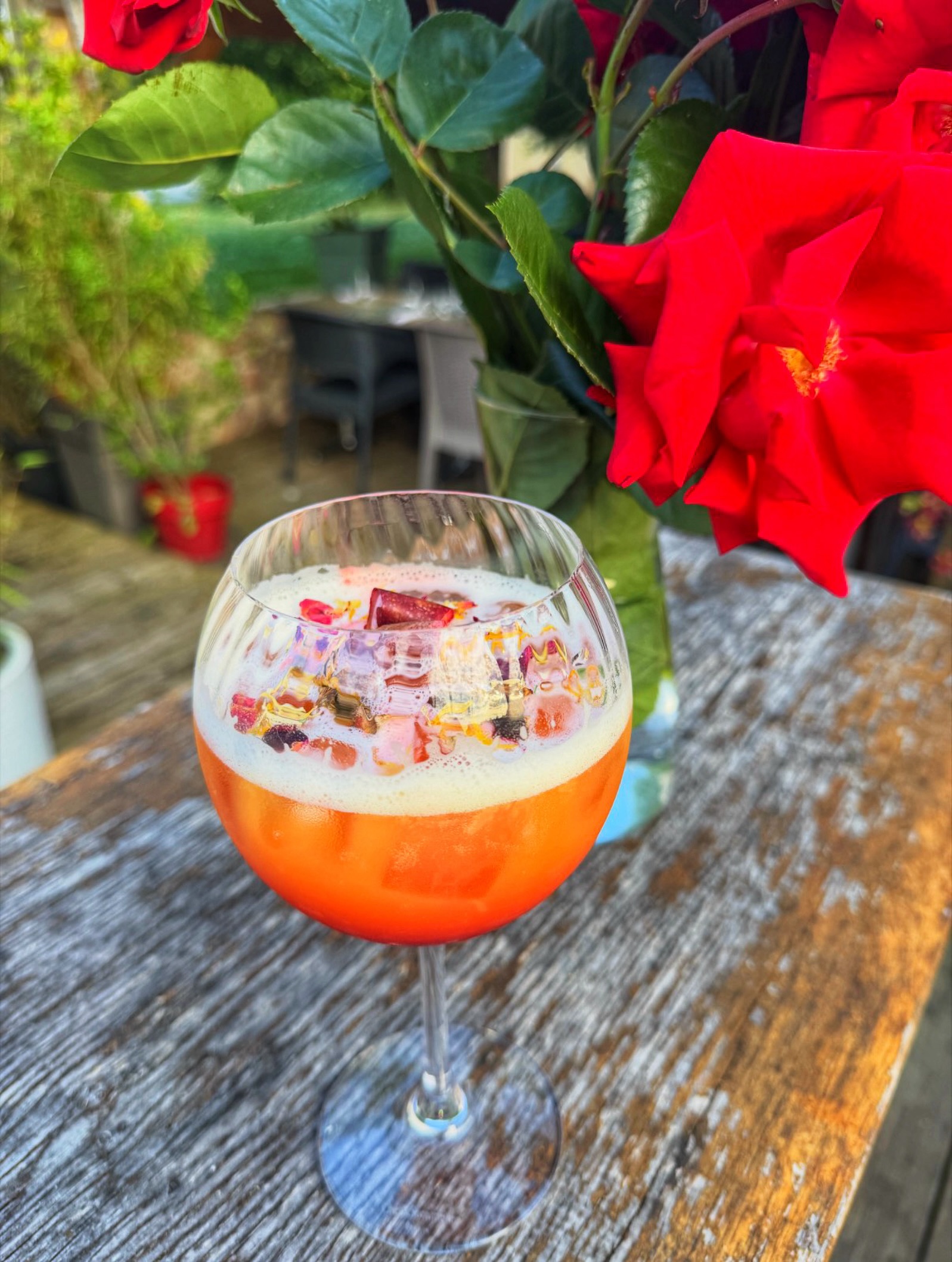 Le BAHAMA MAMA  Un cocktail exotique et rafraîchissant mêlant rhum blanc, rhum brun et Malibu, relevé par le jus d’orange, le citron vert et une pointe de grenadine. Doux, fruité et intensément ensoleillé.  L’ abus d’alcool est dangereux pour la santé, à consommer avec modération