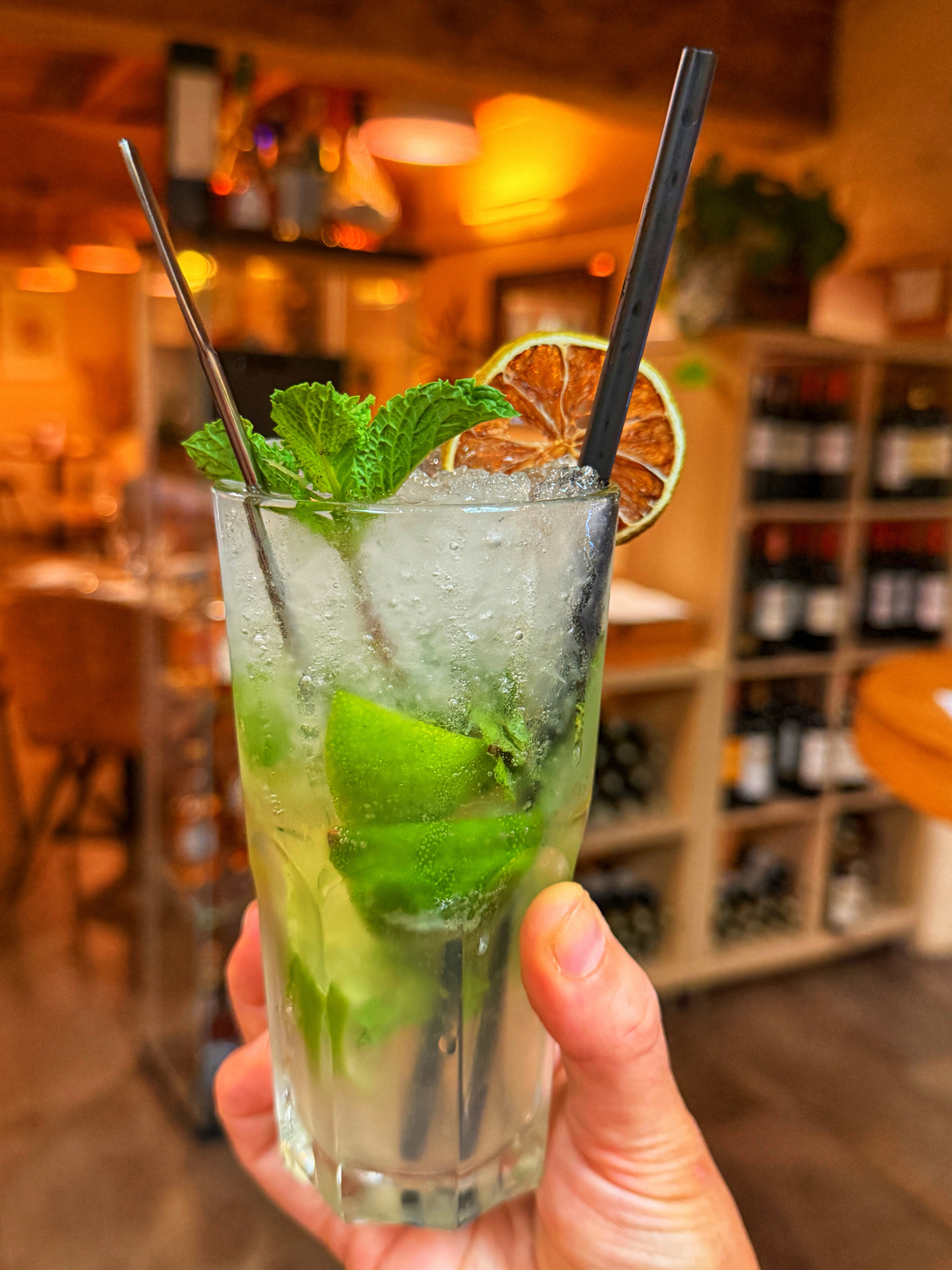 🍋 Virgin Mojito 🌿

Frais, pétillant et plein de fraîcheur, le Virgin Mojito est la version sans alcool du célèbre mojito. Il associe la douceur du sucre, l’acidité du citron vert, la fraîcheur de la menthe et les fines bulles de l’eau gazeuse.

Servi bien frais avec de la glace pilée, des quartiers de citron vert et quelques feuilles de menthe, c’est le cocktail idéal pour se rafraîchir à tout moment de la journée. ✨

Un cocktail sans alcool, mais avec 100 % de fraîcheur ! 🍃🥂